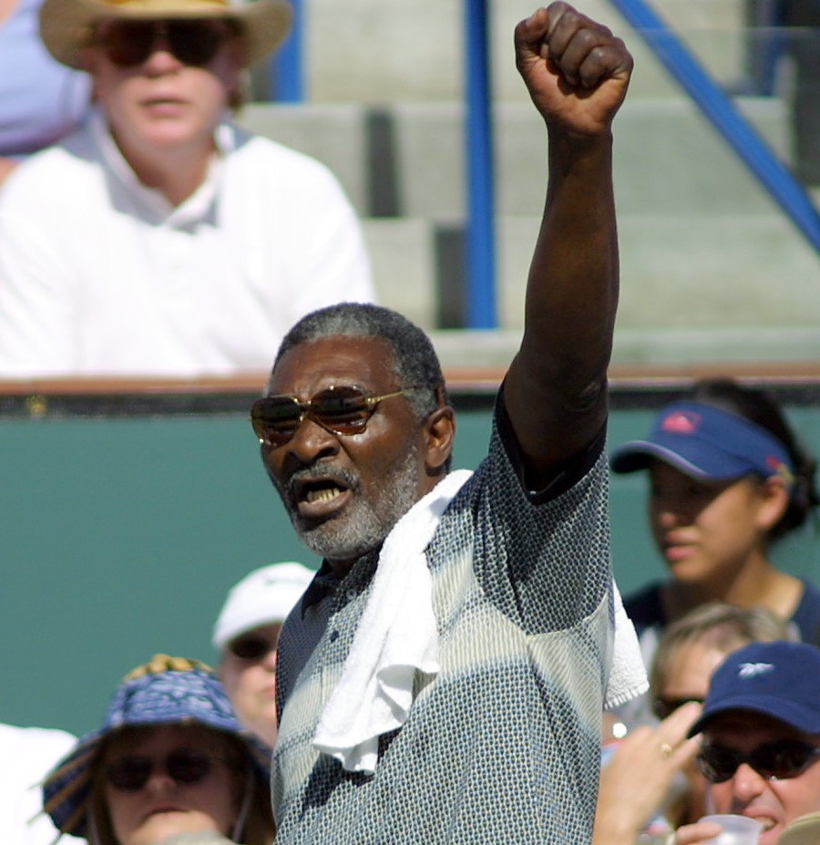 Richard Williams brandit le poing pour répondre aux huées du public d'Indian Wells, en 2001.