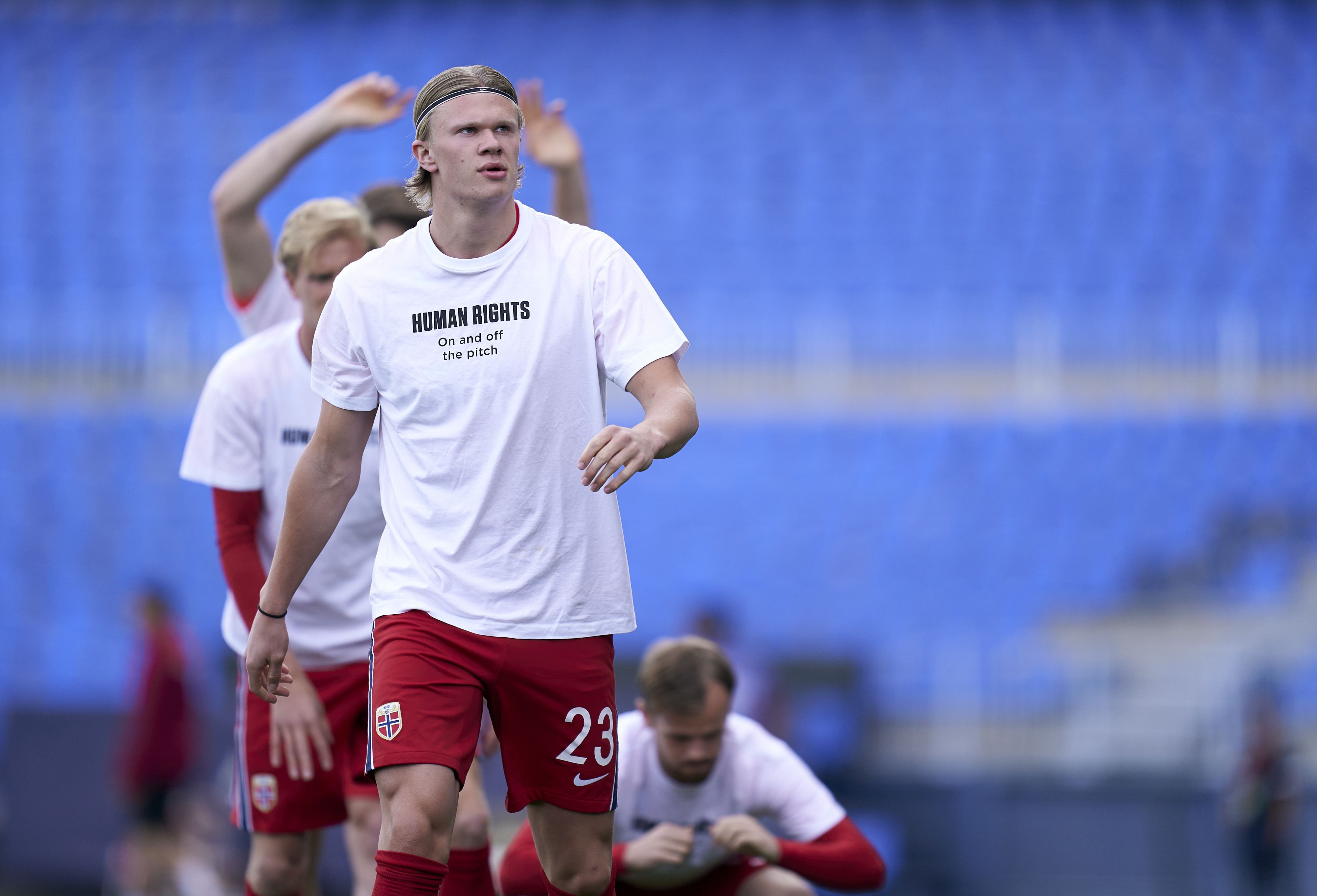 Erling Braut Haaland og resten av det norske landslaget protesterte mot manglende menneskerettigheter i forkant av kampen mot Tyrkia. Det gjorde de også før kampen mot Gibraltar.