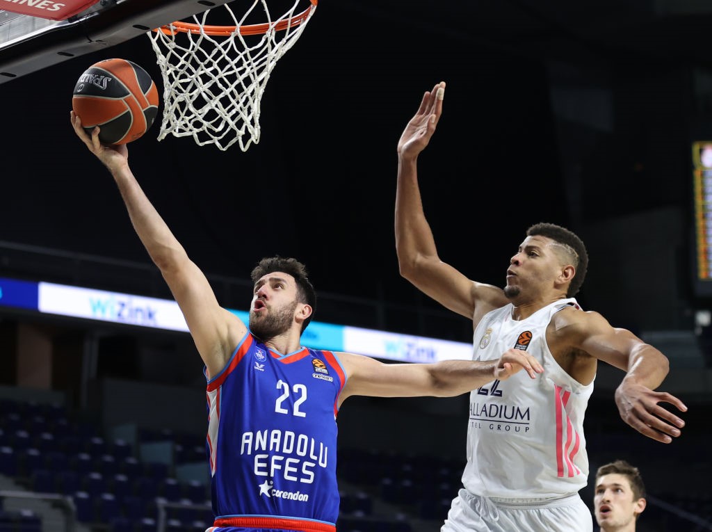 Vasilije Micic (Anadolu Efes Istanbul) y Walter Tavares (Real Madrid) - Euroleague