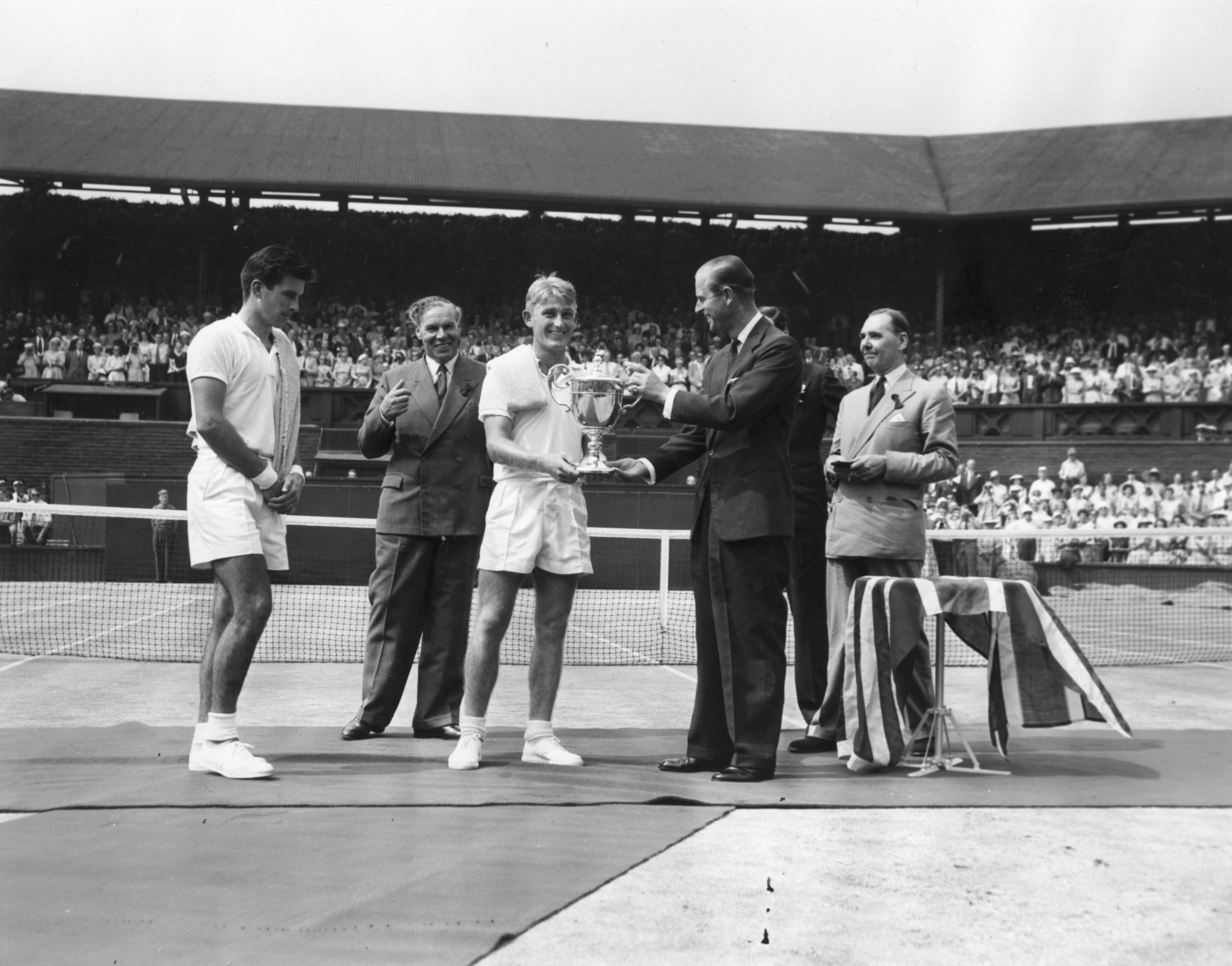 El Duque de Edimburgo entrega el trofeo de campeón de Wimbledon