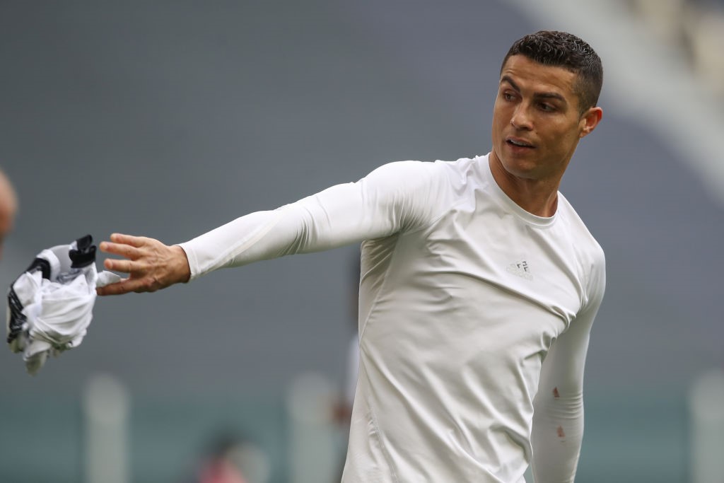 Cristiano Ronaldo getta la maglia a terra