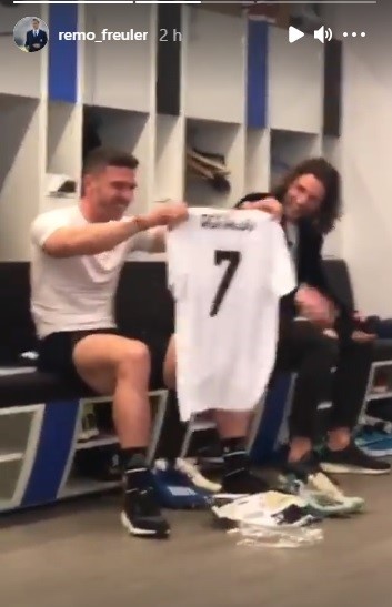 Gosens ha ricevuto in regalo la maglia di Cristiano Ronaldo dai compagni di squadra