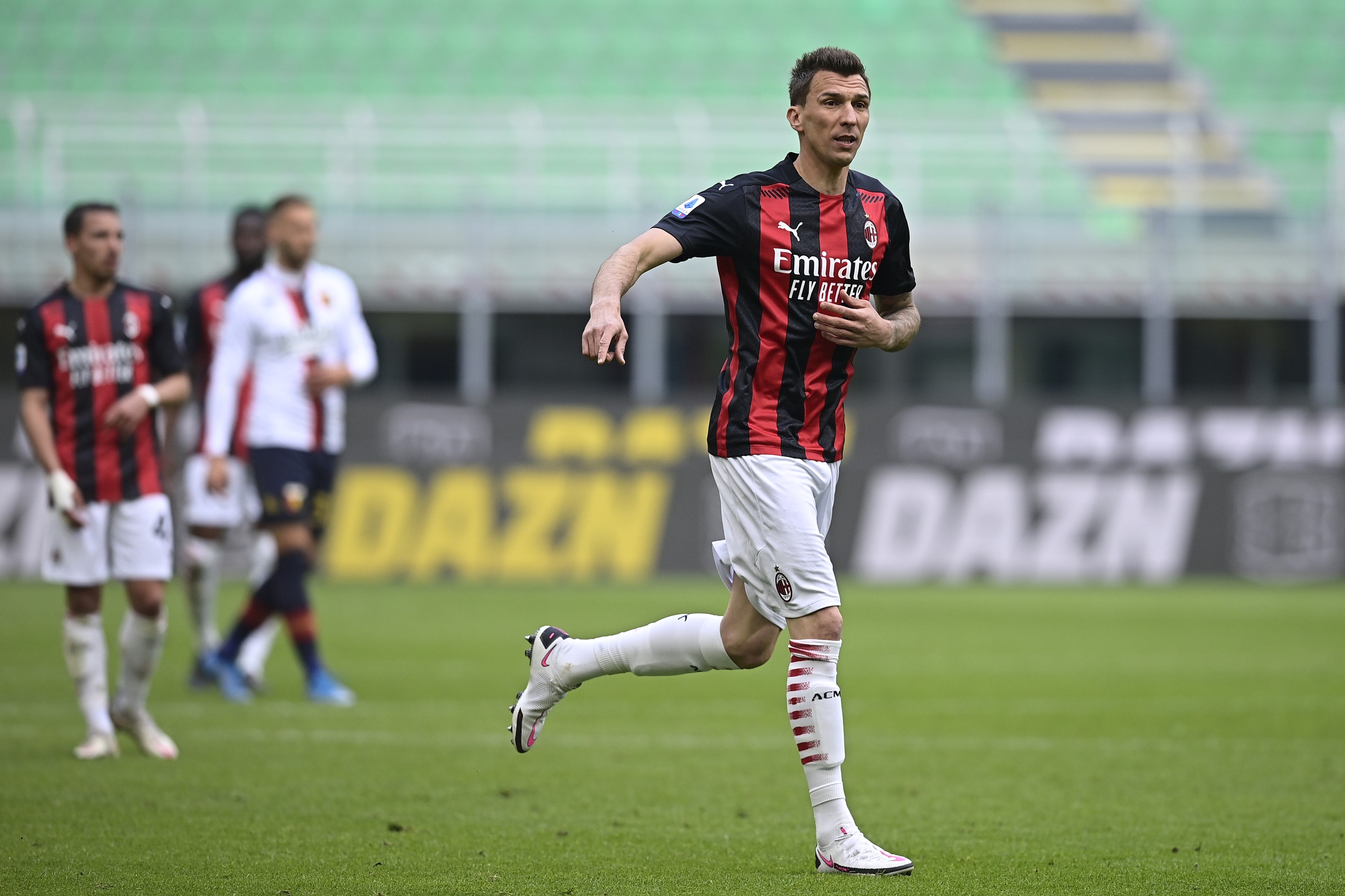 Mario Mandzukic in campo in Milan-Genoa