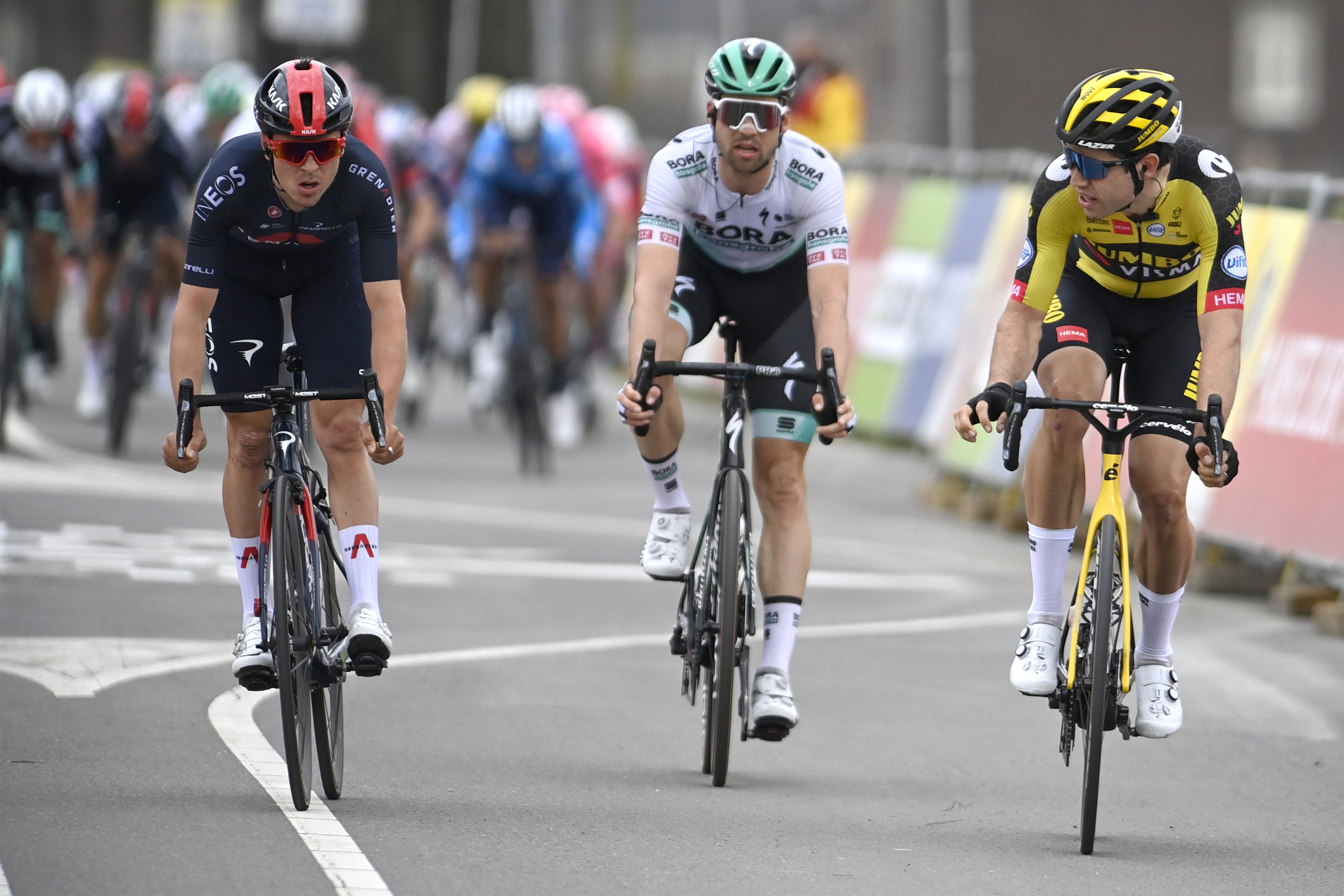 Tom Pidcock, Maximilian Schachmann et Wout Van Aert à l'arrivée de l'Amstel Gold Race