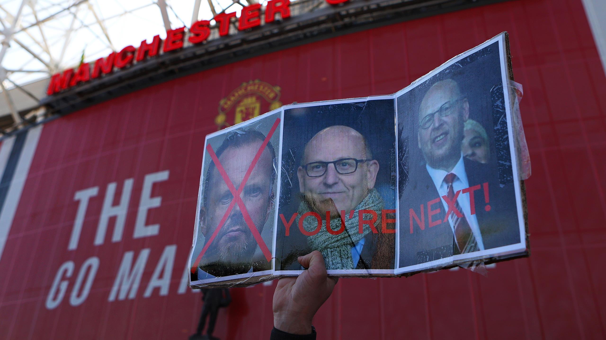 Manchester United fans protest against Glazer family's ownership after Super League debacle