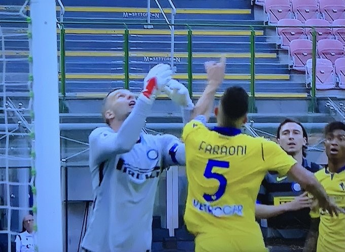 Il presunto fallo di Faraoni ai danni di Handanovic che ha portato all'annullamento del gol del momentaneo 1-1, Credit images DAZN