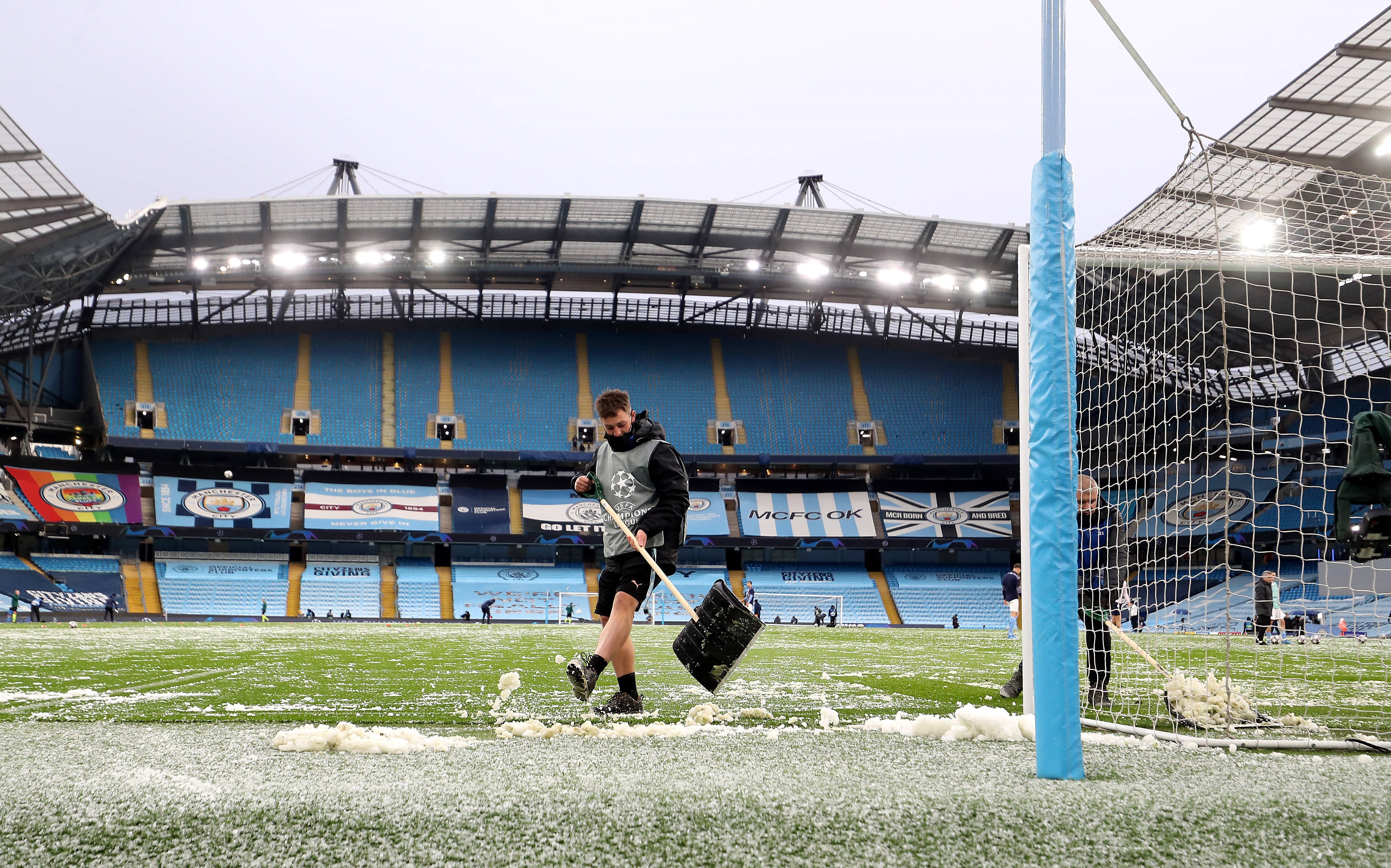 La pelouse de l'Etihad déblayée avant le match