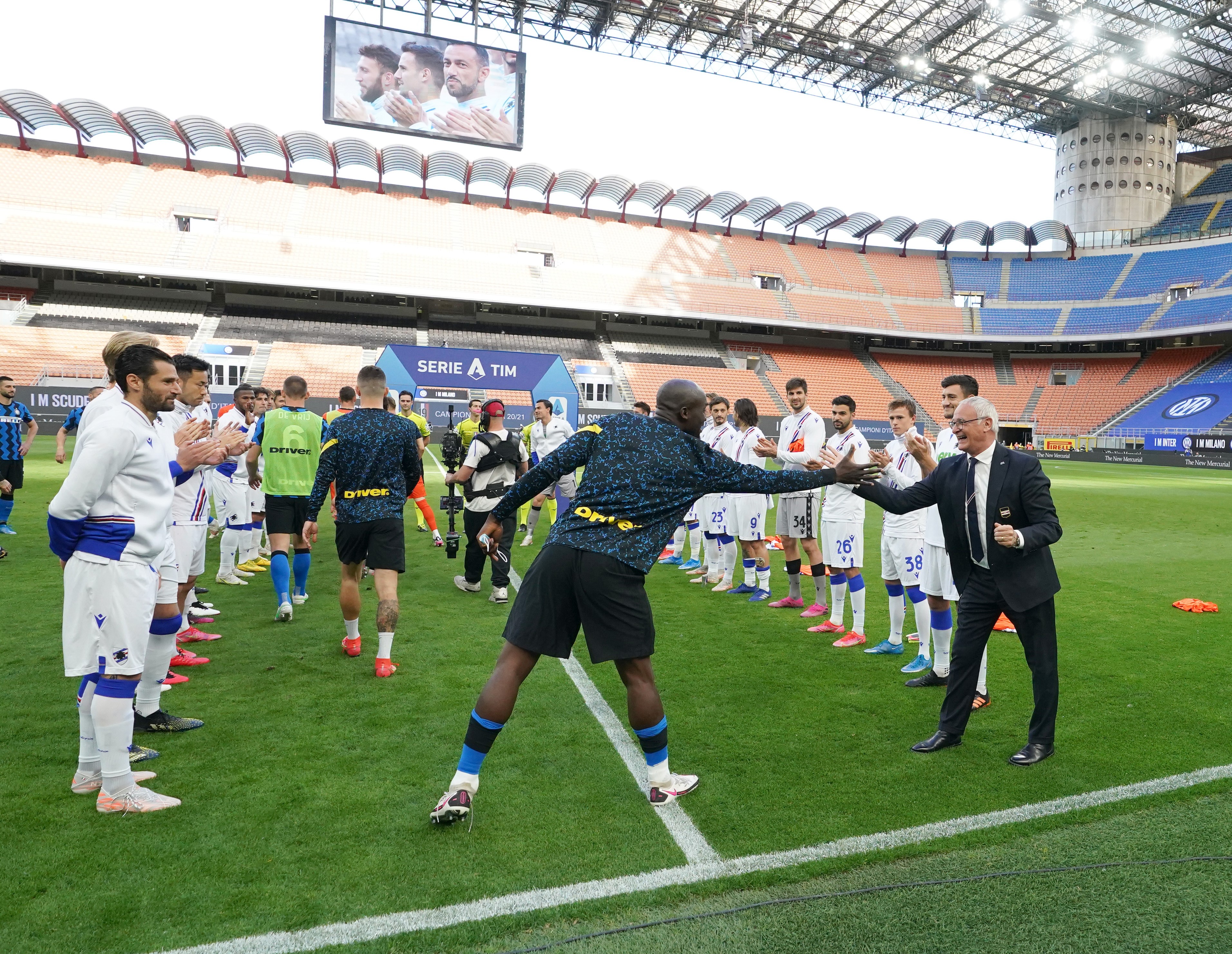 La passerella d’onore per l’Inter da parte della Sampdoria