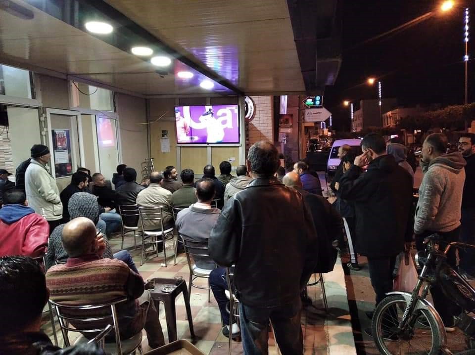 Fans gather in Tunisian cafe at 3am to watch Ons Jabeur in action (Credit: @Sarah_bh on Twitter)