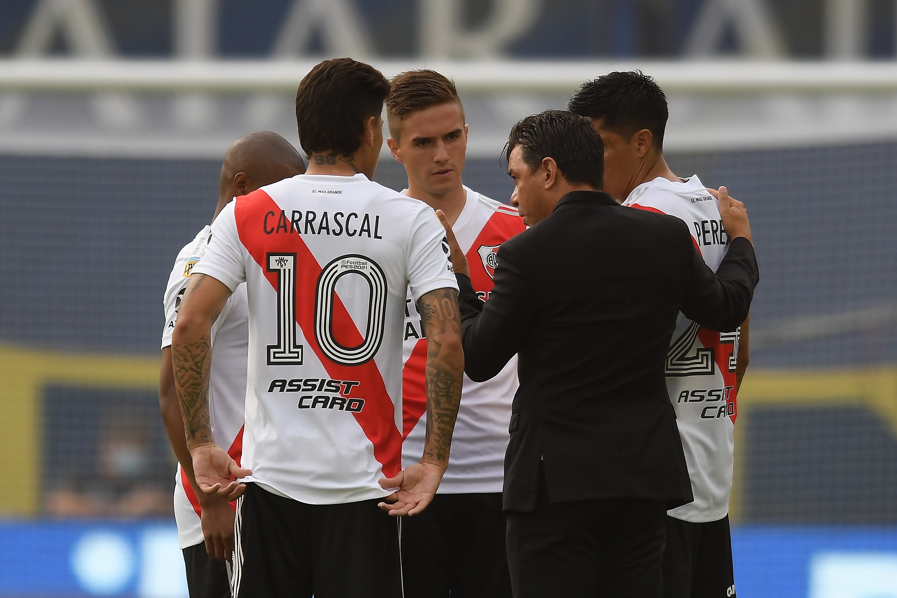 Marcelo Gallardo, entrenador de River Plate, con sus futbolistas.