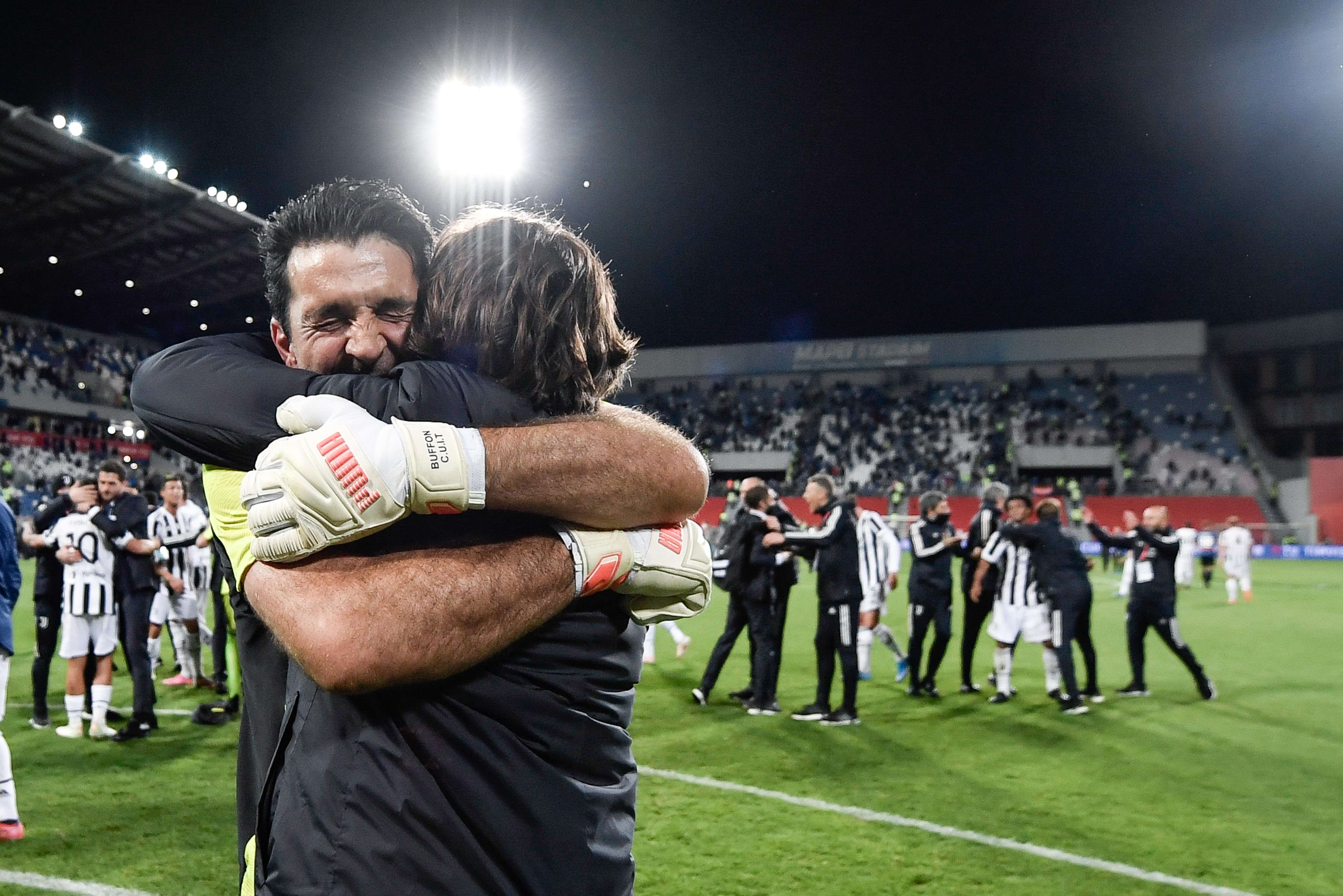 Gigi Buffon abbraccia Andrea Pirlo dopo la finale di Coppa Italia, Atalanta-Juventus, Getty Images