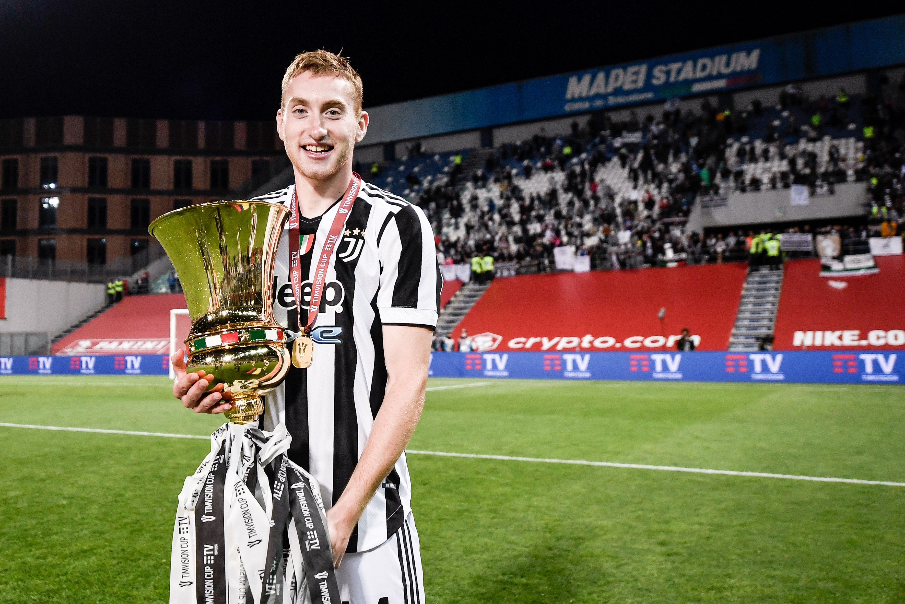 Dejan Kulusevski posa con la Coppa Italia, Atalanta-Juventus, Coppa Italia, Getty Images