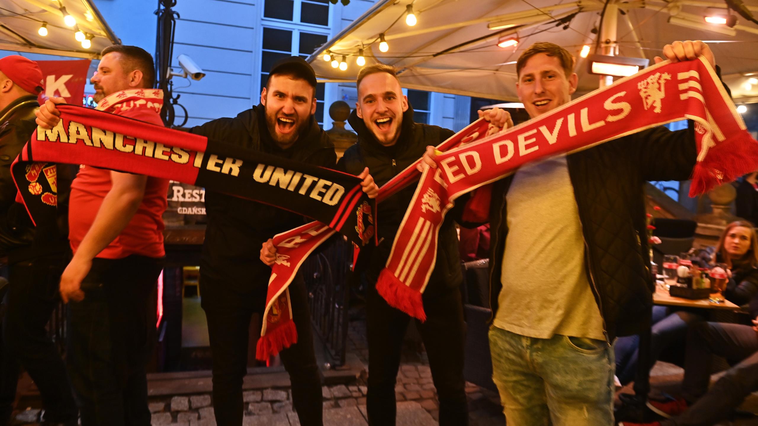 How many fans are in attendance at the Europa League final between Manchester United and Villarreal in Gdansk?
