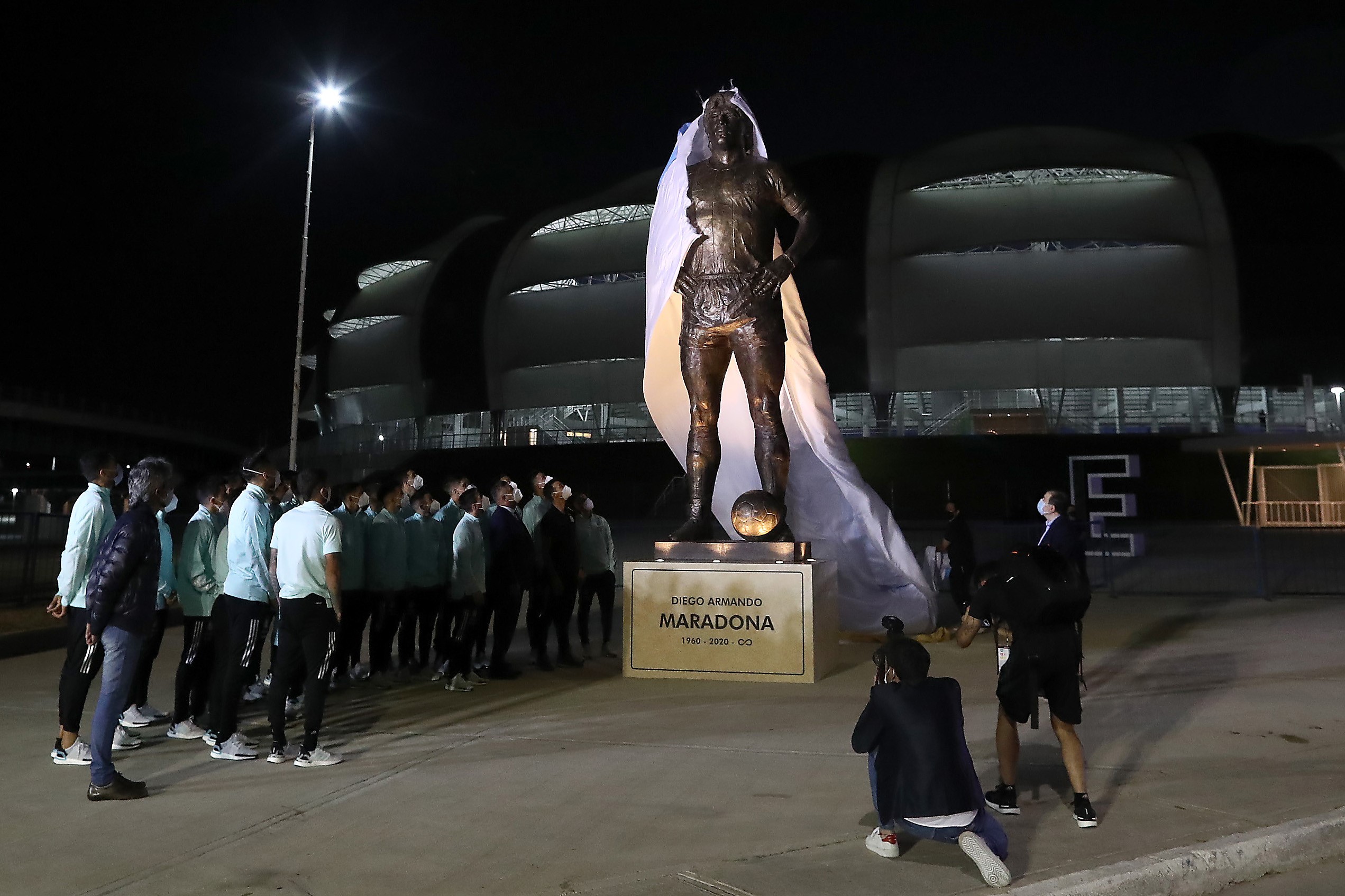 Statua dedicata a Maradona posta all'esterno dell’'Único Madres de Ciudades Stadium' di Santiago del Estero