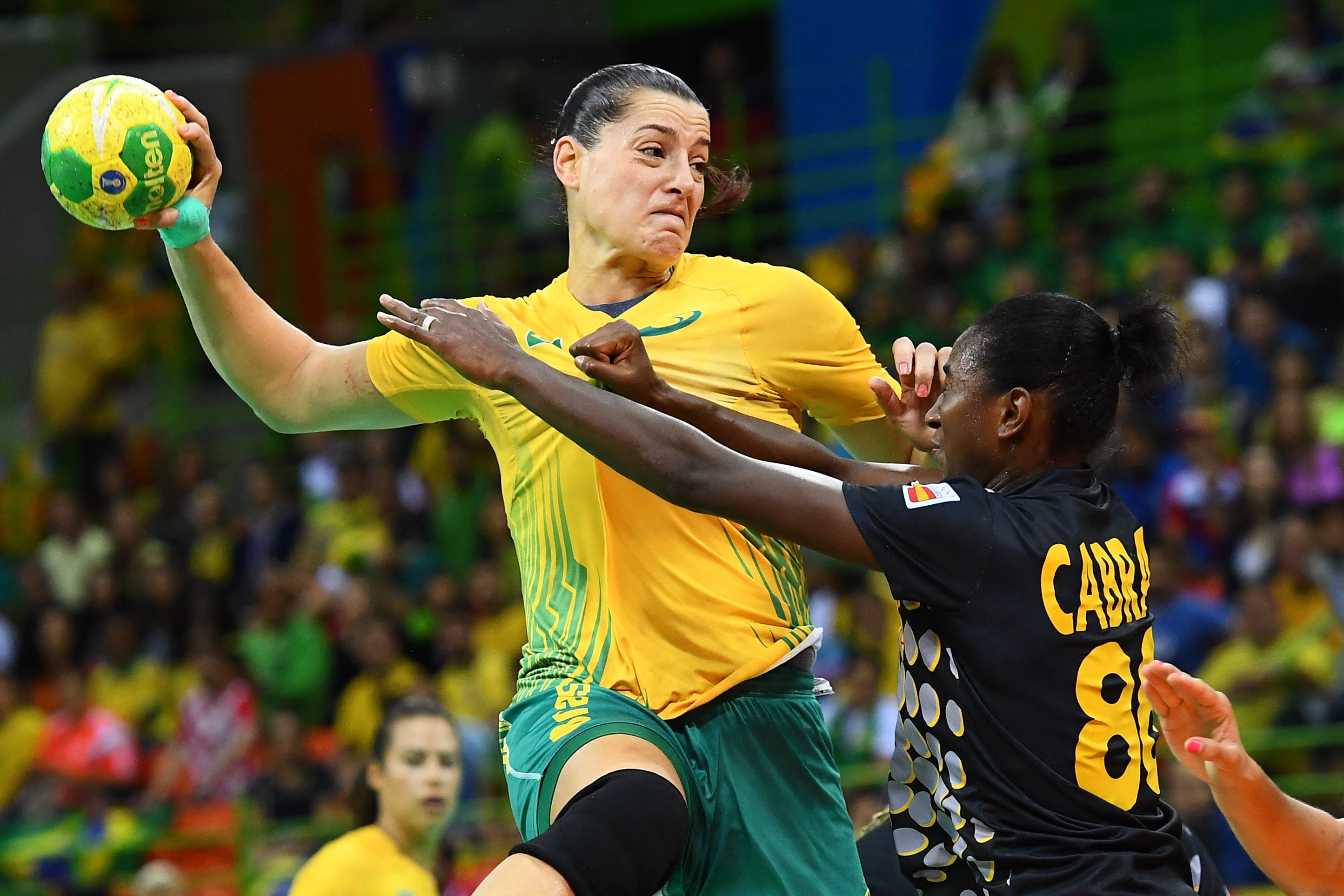 Brazil's right wing Eduarda Amorim (L) vies with Spain's left back Alexandrina Cabral Barbosa