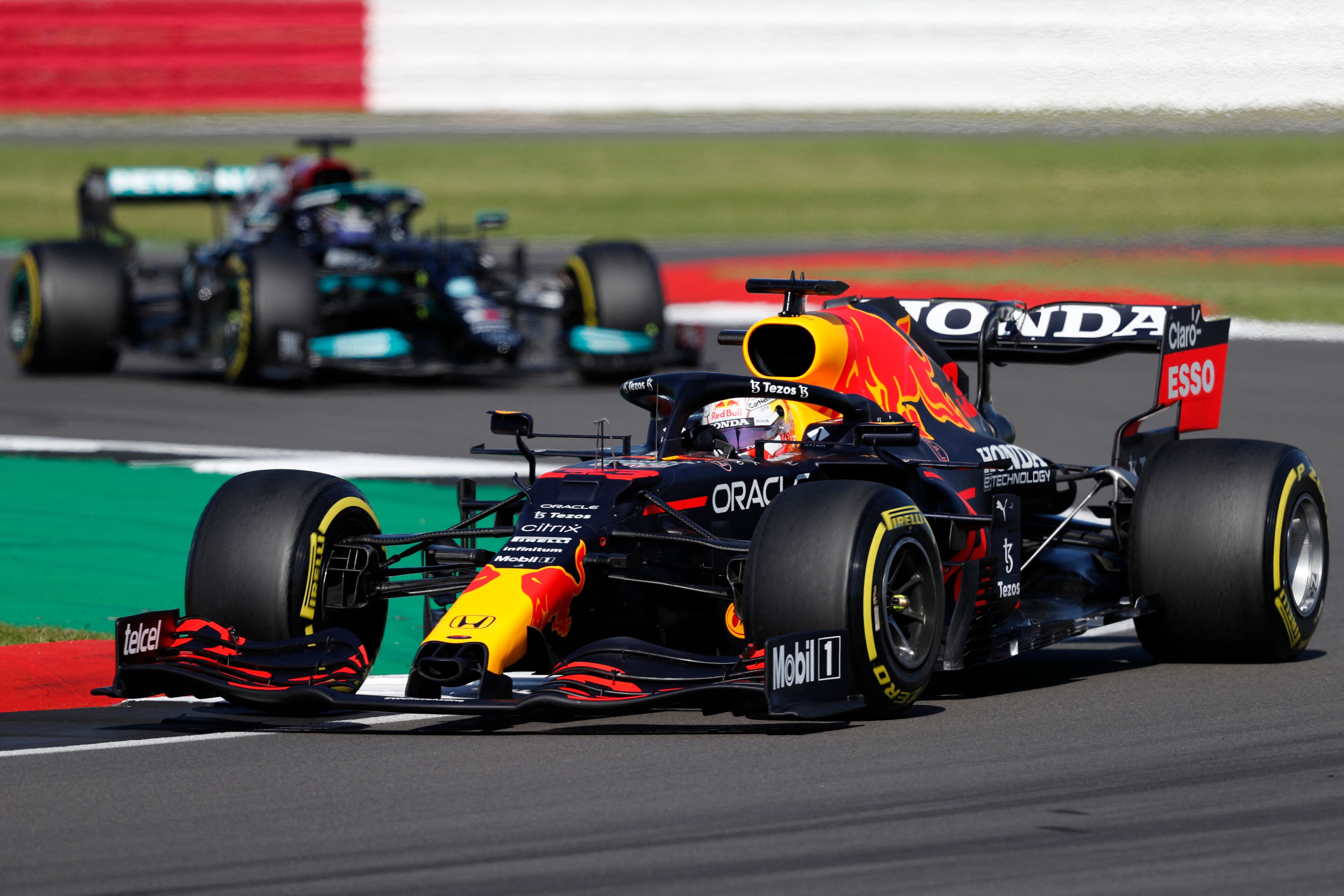 Max Verstappen (Red Bull) devant Lewis Hamilton (Mercedes) lors de la course sprint du Grand Prix de Grande-Bretagne 2021