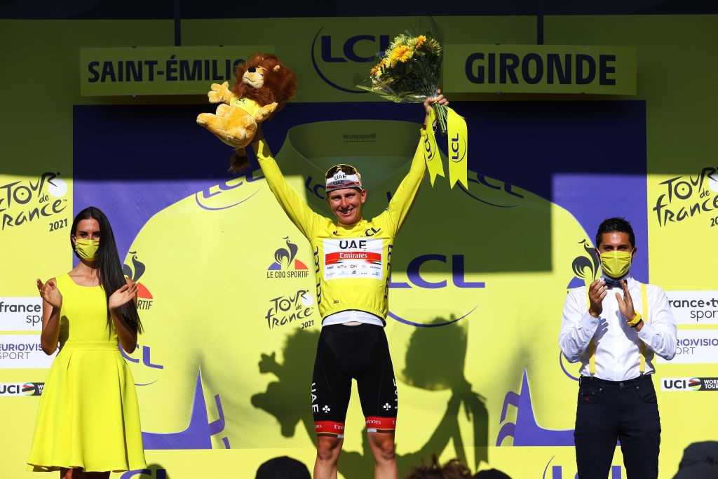 Tadej Pogacar sul podio Saint-Émilion con la maglia gialla - Tour de France 2021