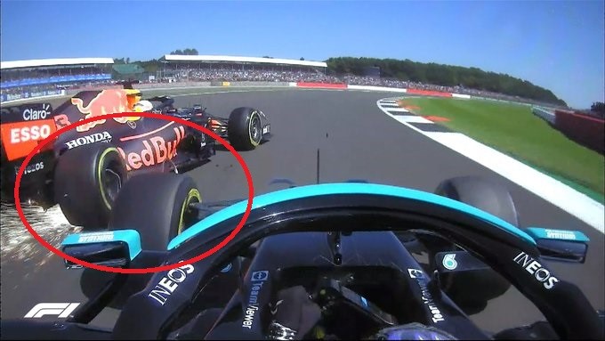 Verstappen ed Hamilton alla curva 1 al termine del giro uno a Silverstone