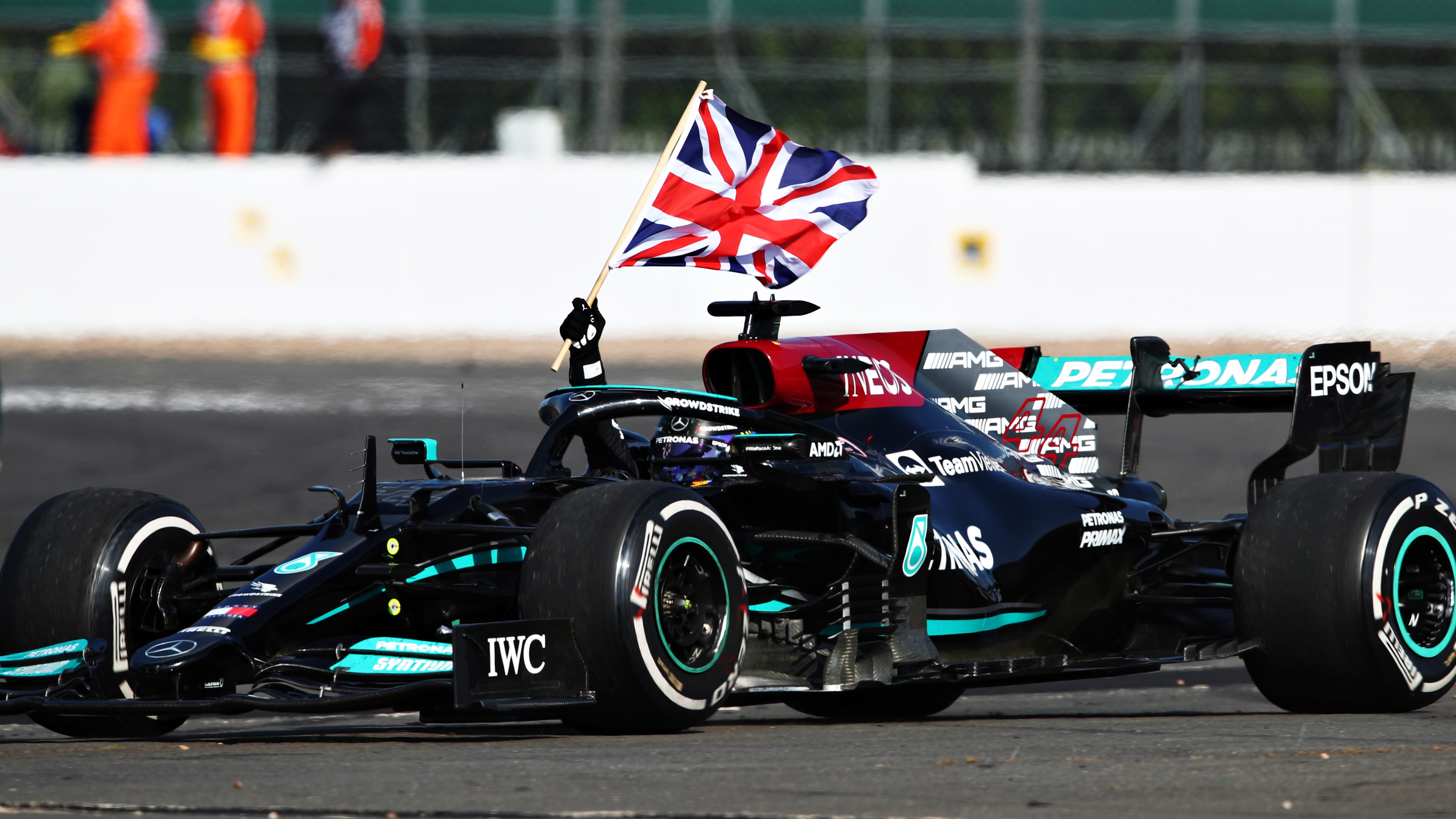 Lewis Hamilton jubelt nach seinem Sieg in Silverstone mit der Flagge Großbritanniens