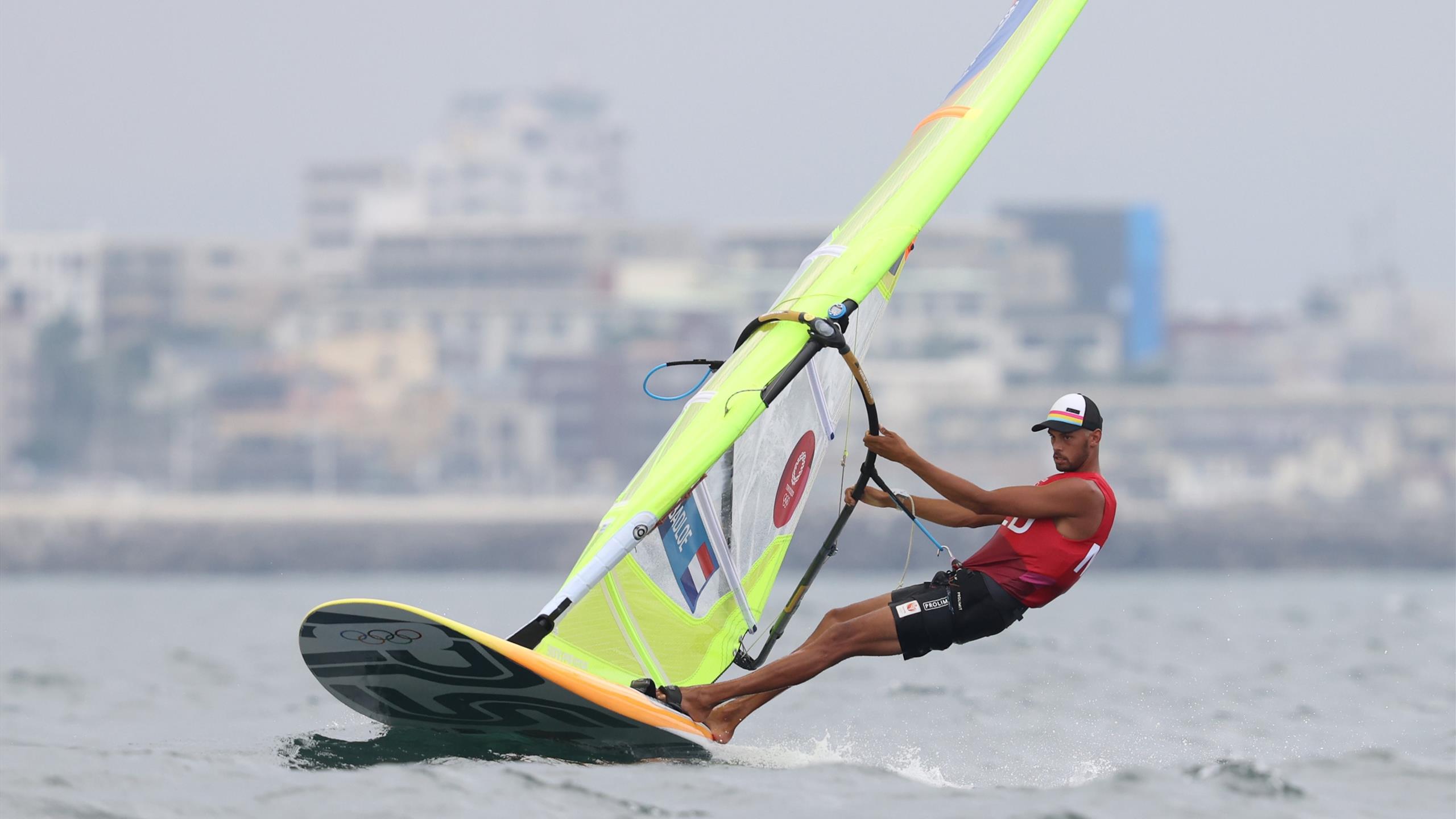 Tokyo 2020 | Windsurfer Kiran Badloe blijft derde na