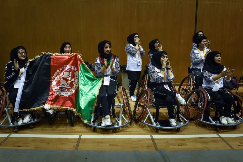 La Nazionale di pallacanestro in carozzina afgana sostiene la Nazionale maschile durante le qualificazioni ai Giochi Asiatici Paralimpici a Bangkok