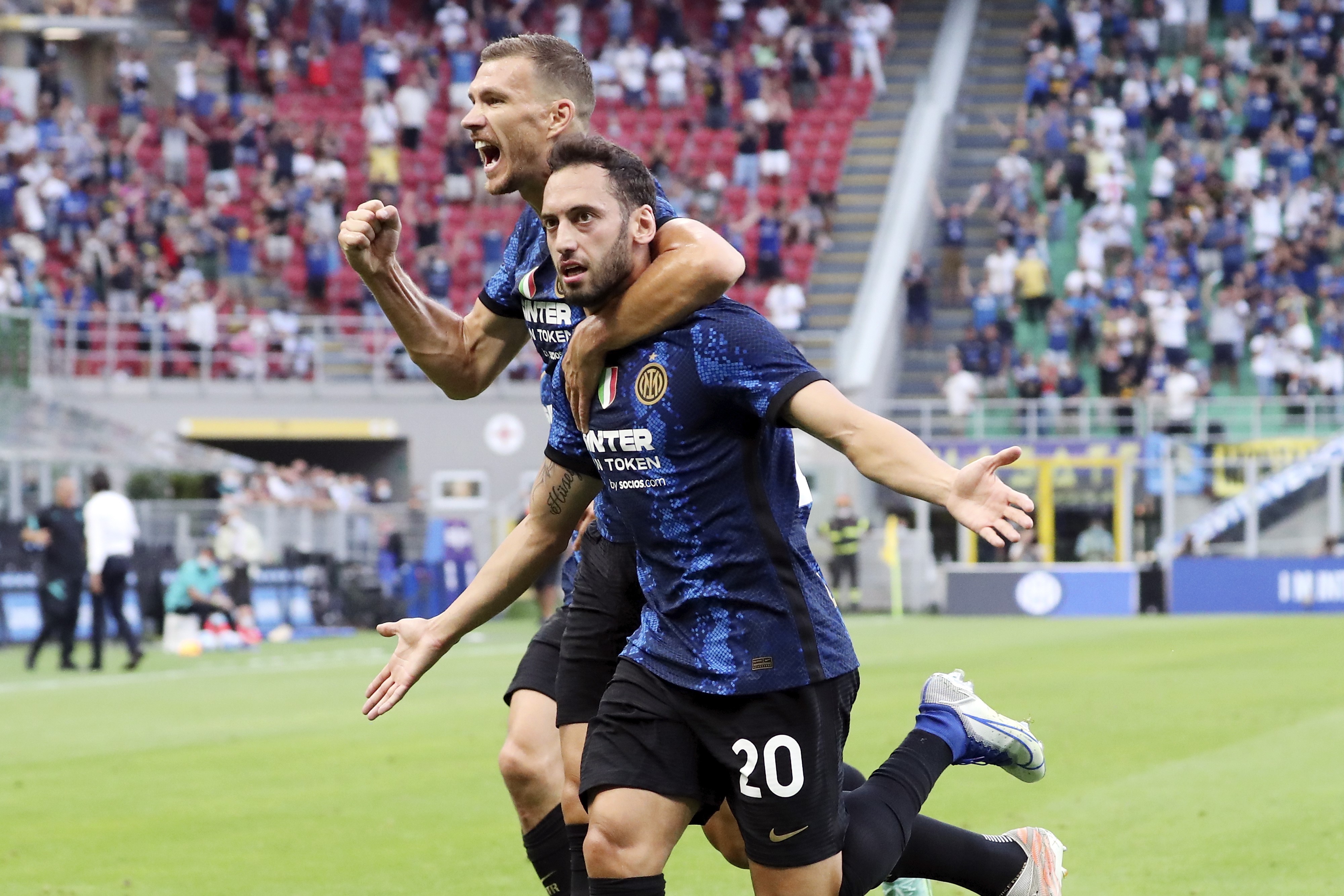 La gioia di Hakan Calhanoglu ed Edin Dzeko entrambi in gol, Inter-Genoa, Getty Images