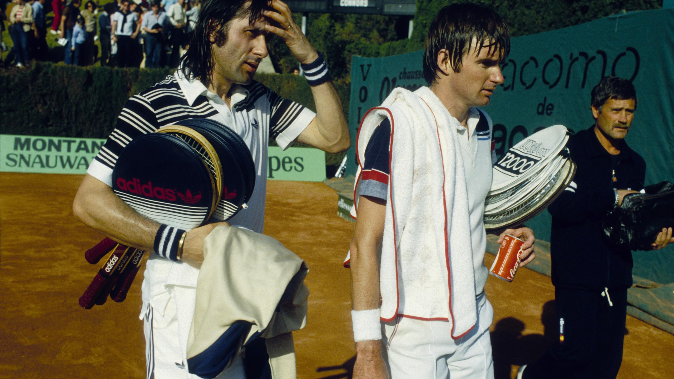 Photo : Ilie Nastase, à la cool, jouait le rôle d'arbitre. Le prince