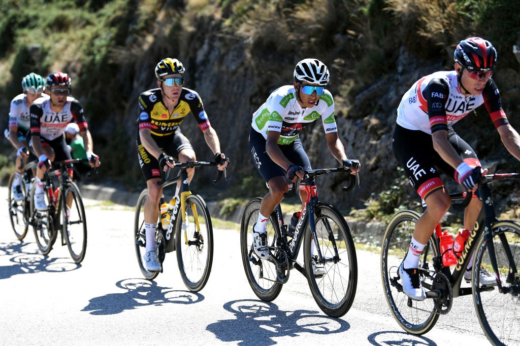 Egan Bernal vom Team Ineos Grenadiers im Weißen Trikot (2. v. r.) auf der 20. Etappe bei der Vuelta a España 2021