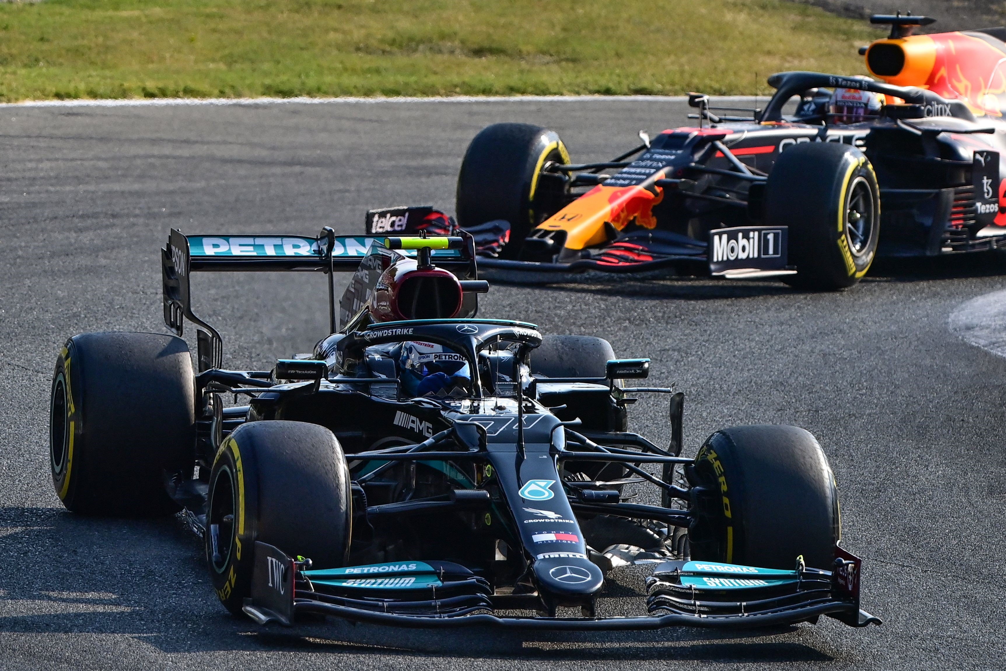 Valtteri Bottas (Mercedes) devant Max Verstappen (Red Bull) lors de la course sprint du Grand Prix d'Italie, le 11 septembre 2021