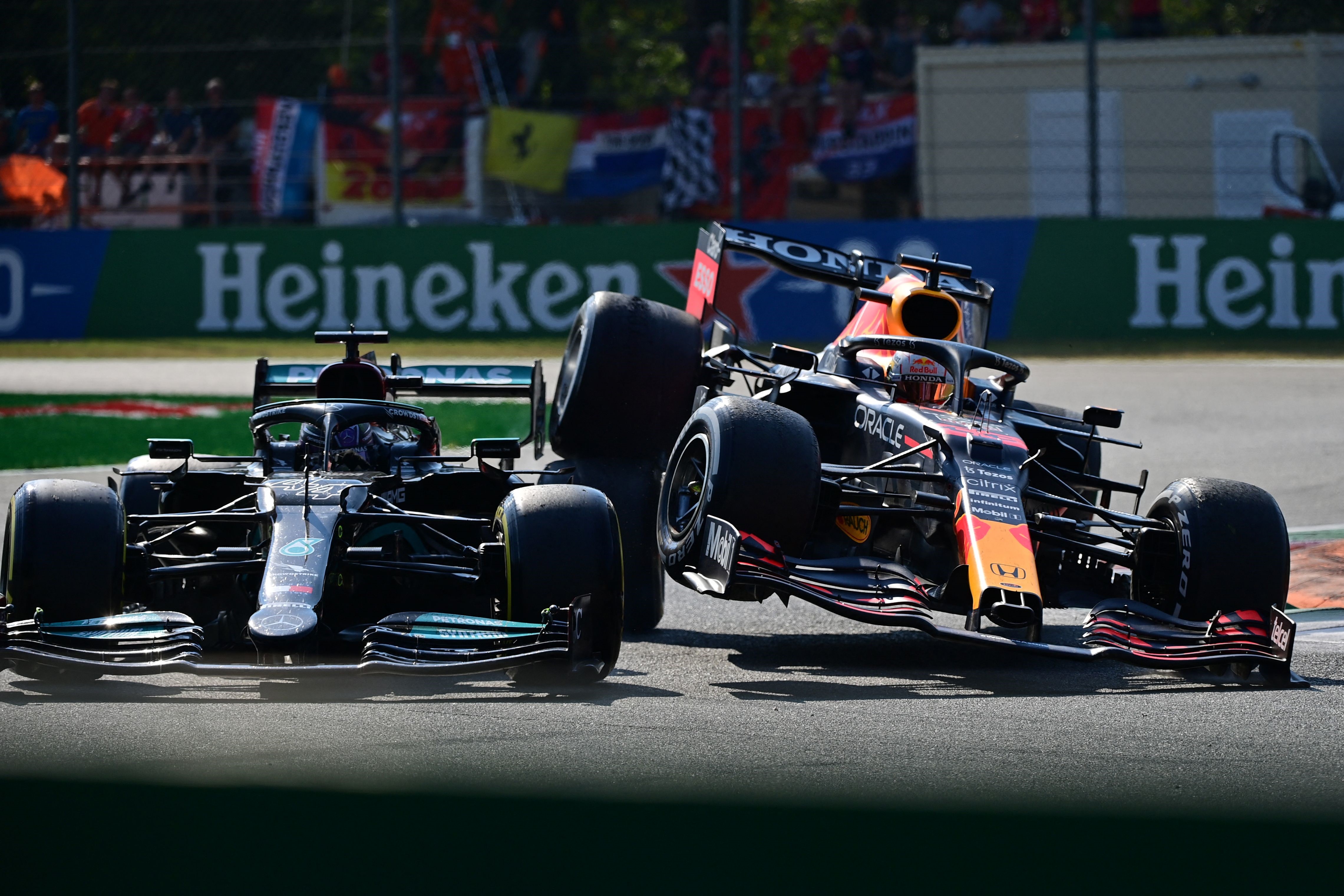 Lewis Hamilton (l.) und Max Verstappen (r.) 