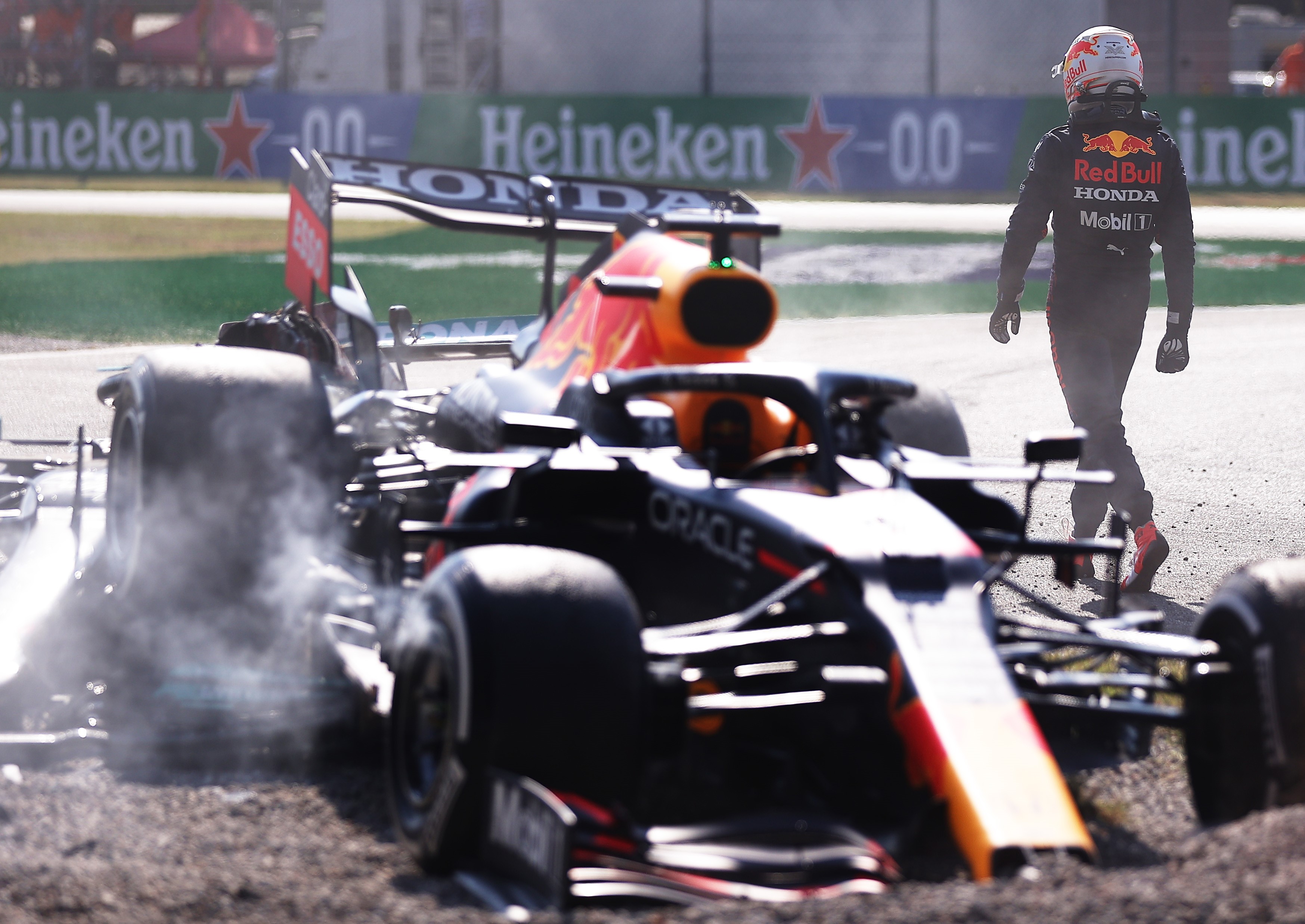 Forcément frustré après le crash avec Hamilton lors du Grand Prix d'Italie, Max Verstappen a regagné les stands sans un mot pour son adversaire