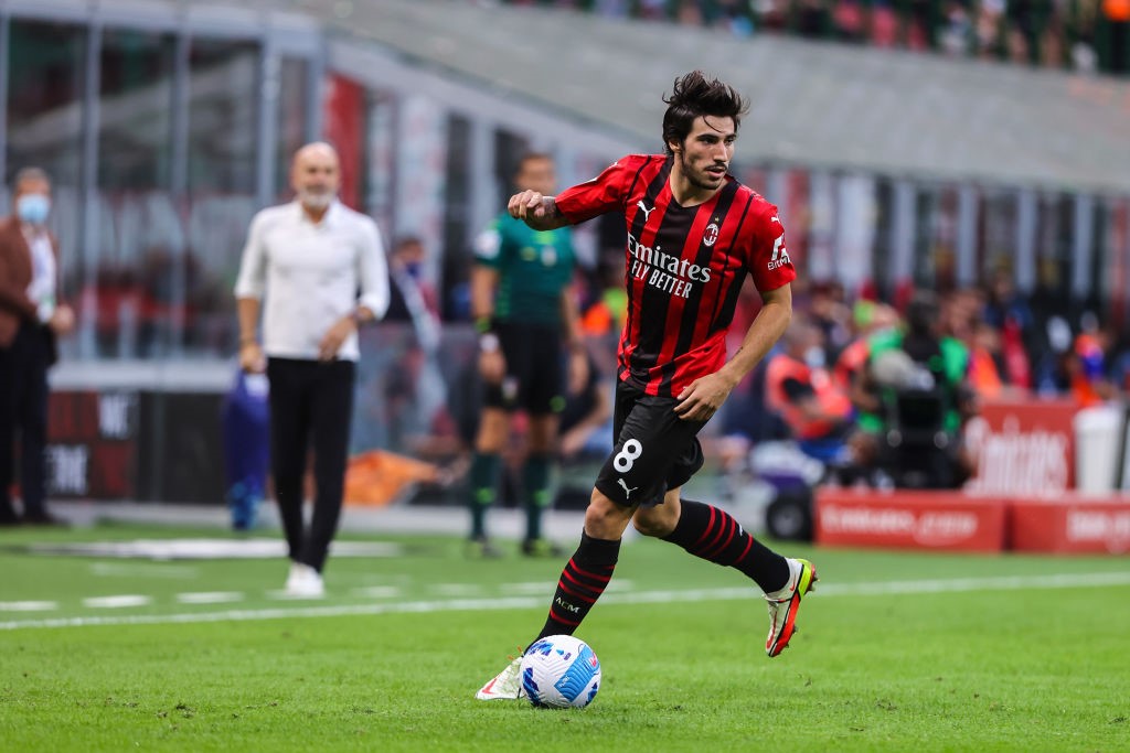 Sandro Tonali in azione sotto lo sguardo di Stefano Pioli - Milan-Lazio Serie A 2021-22