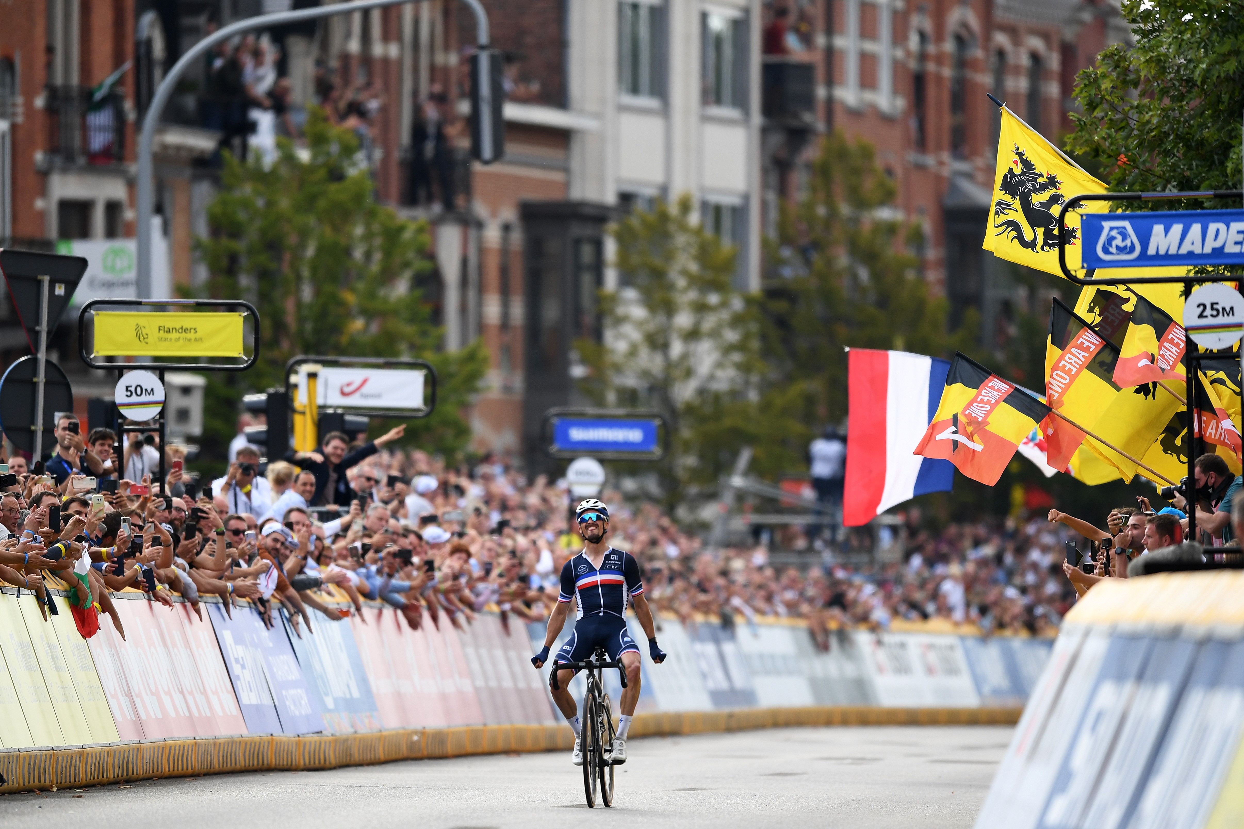 Julian Alaphilippe savoure son sacre aux Mondiaux 2021 sur la ligne d'arrivée à Louvain