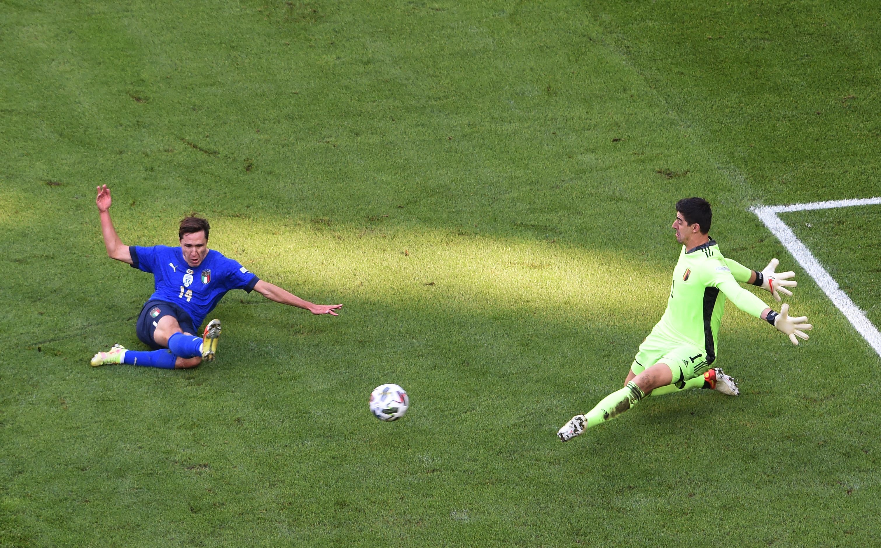 Federico Chiesa (links; Italien) im Zweikampf mit Thibaut Courtois (Belgien)