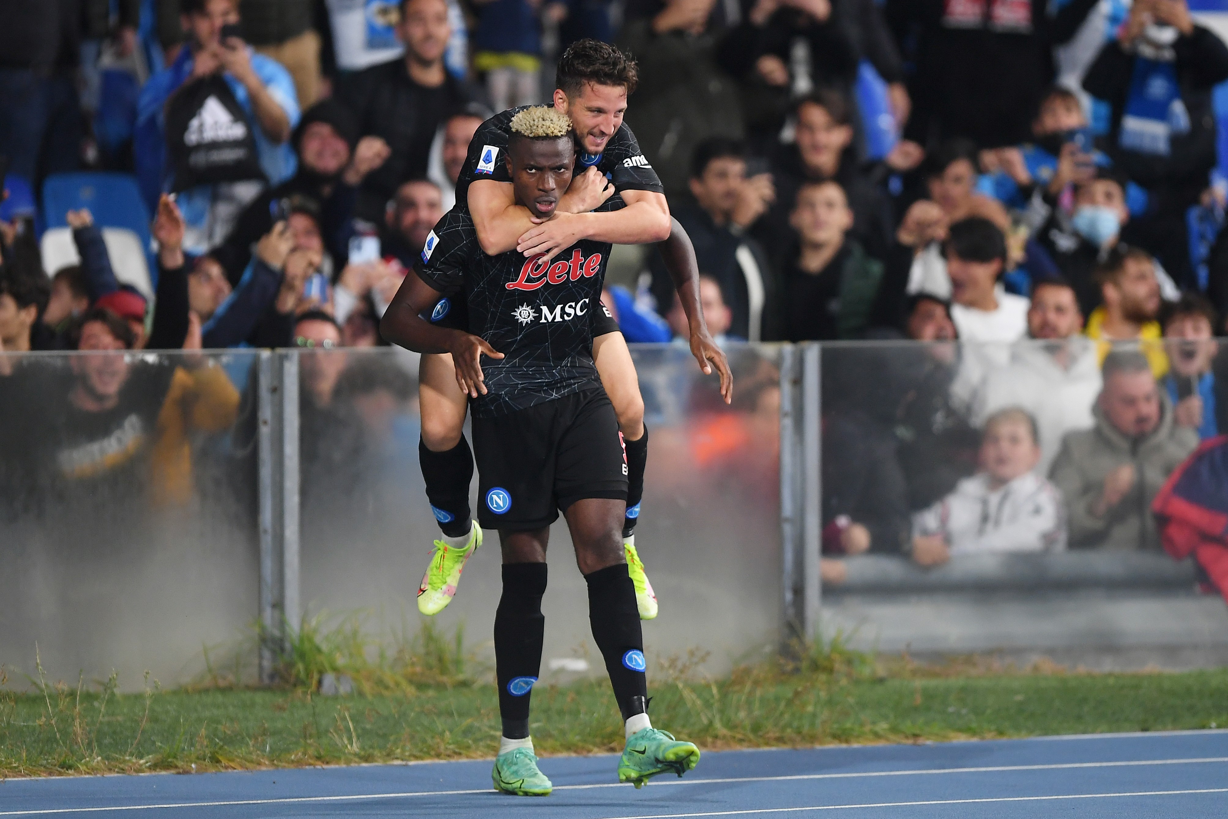 Victor Osimhen esulta insieme a Dries Mertens sotto la curva del Maradona, Napoli-Torino, Getty Images