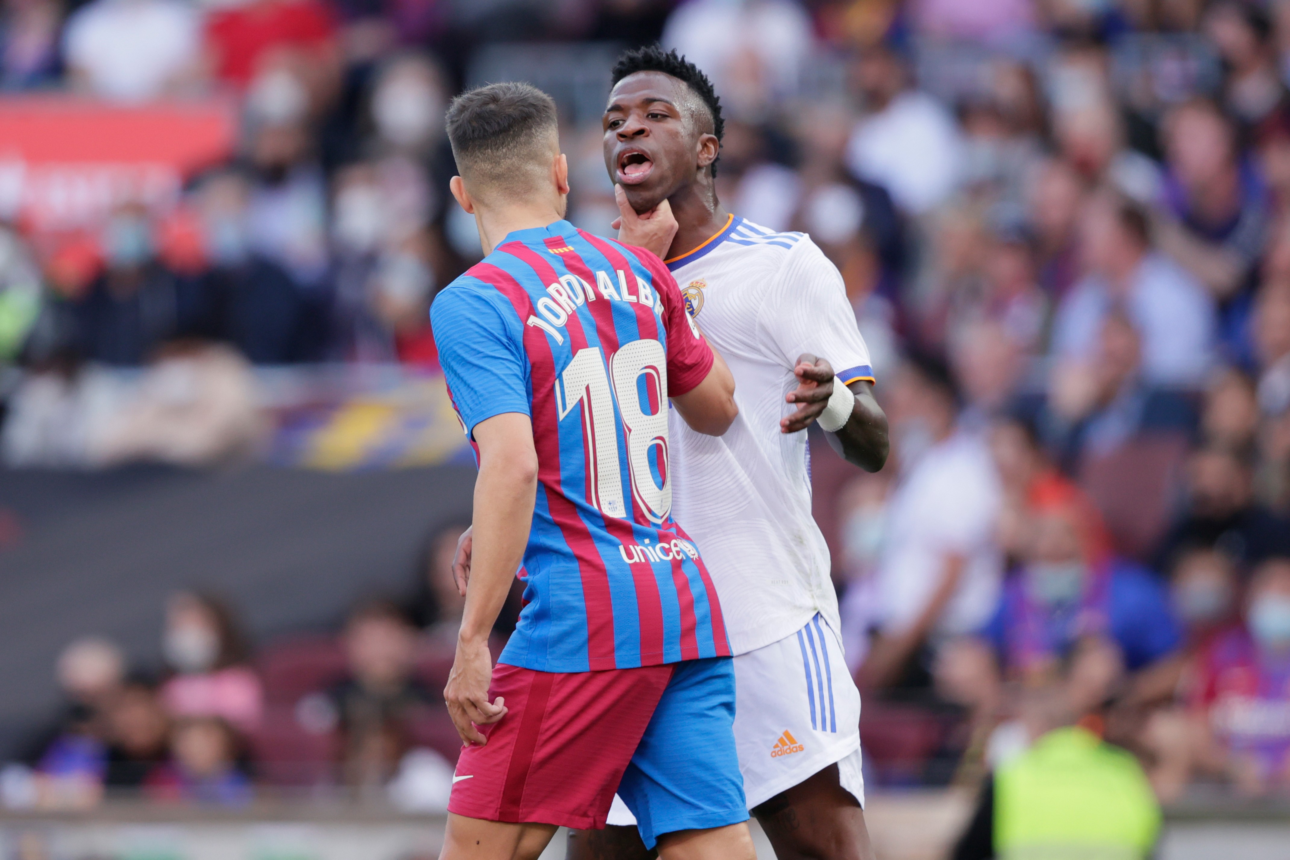 Vinicius y Jordi Alba se encaran durante el Barcelona-Real Madrid