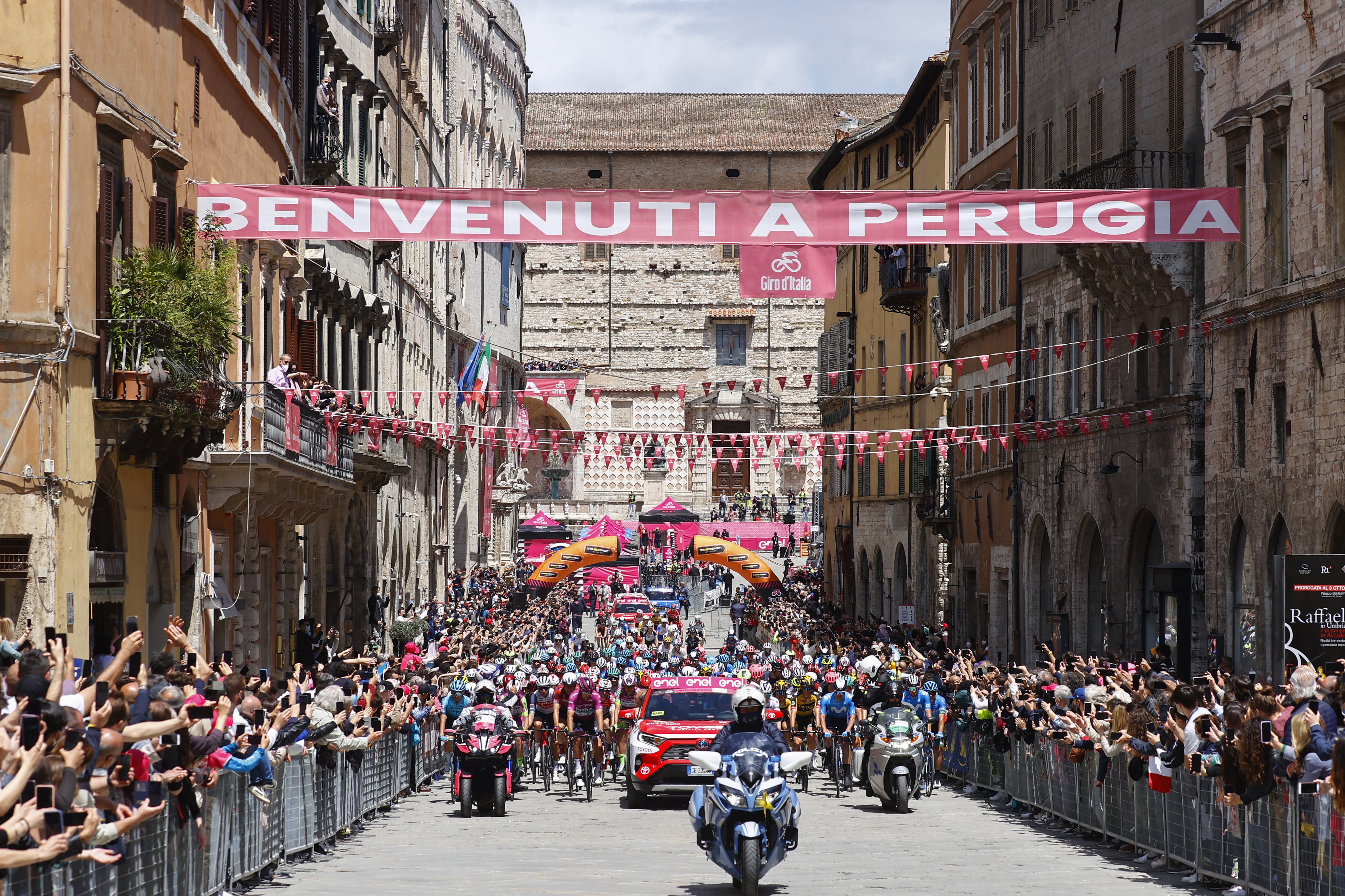 Giro d'Italia 2021. - a Perugia és Montalcino közötti szakasz rajtja.