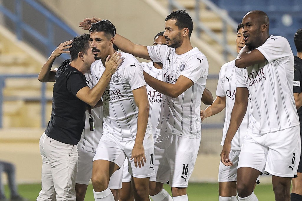 Los jugadores del Al Sadd saludando a Xavi en el que puede ser su último partido como técnico en Catar