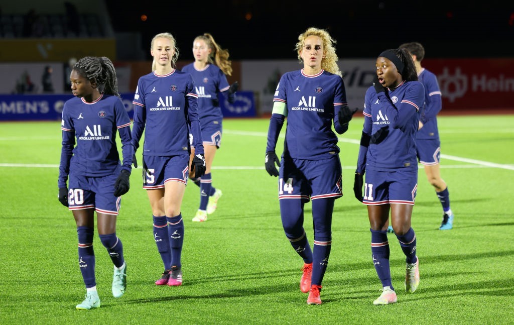 Aminata Diallo avec le numéro 20, et Kheira Hamraoui (avec le numéro 14) avec le PSG