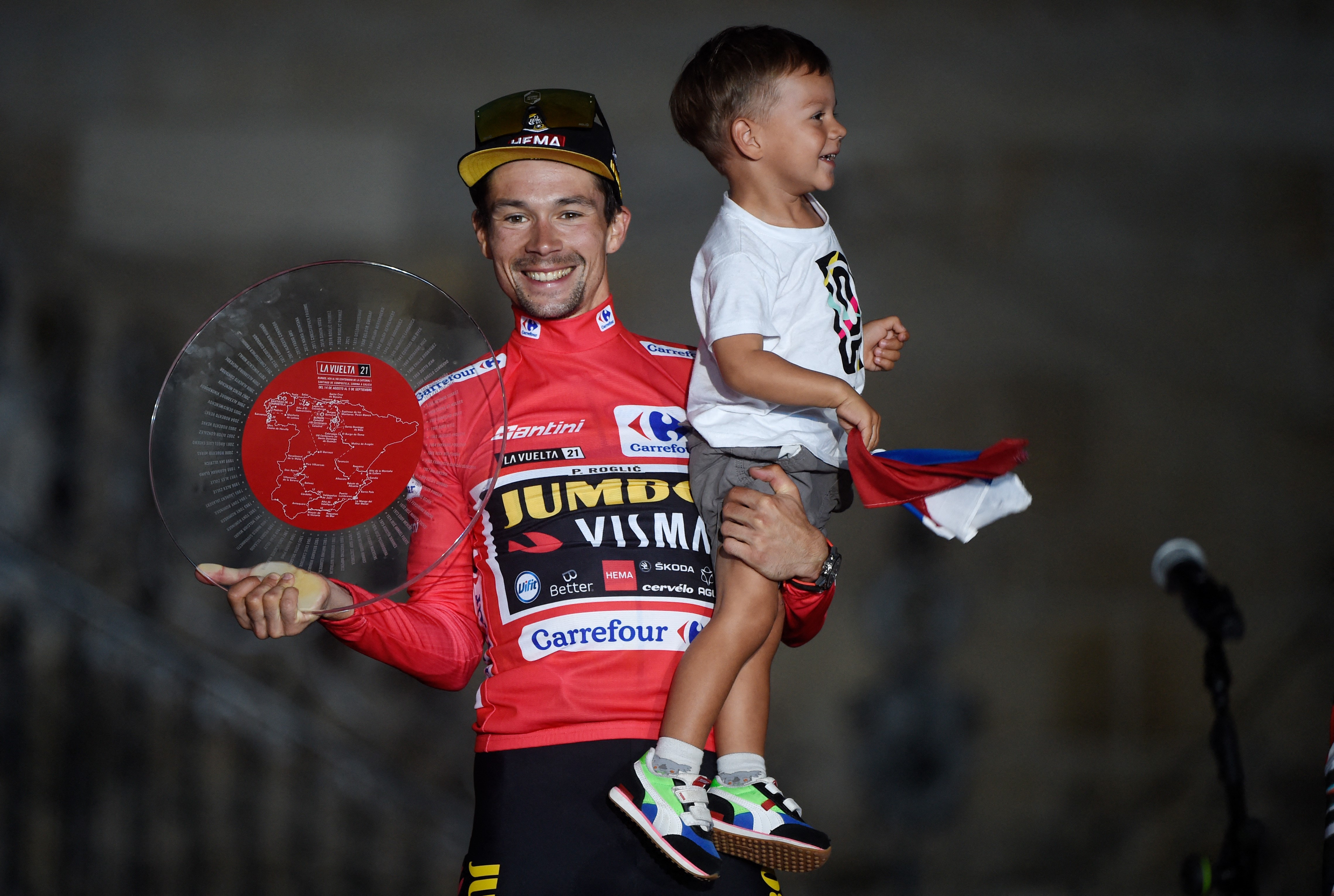 Primoz Roglic a fiával, Levvel ünnepelt a 2021-es Vuelta díjátadóján