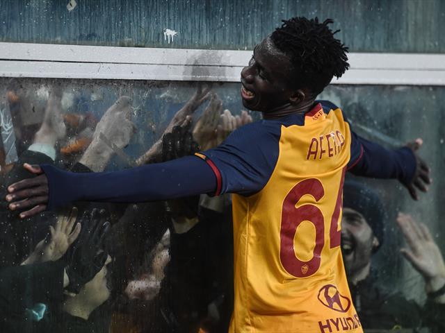 Serie A, Roma - VIDEO Mourinho è di parola: consegnate le scarpe da 800€ a  Felix Afena-Gyan - Eurosport