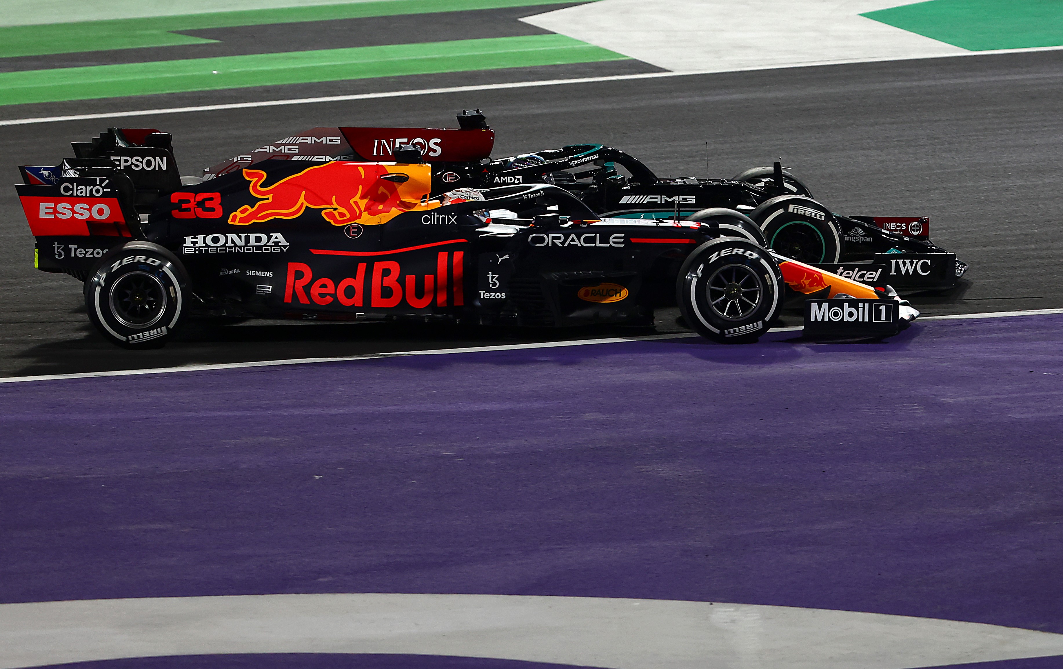 Max Verstappen attaque Lewis Hamilton au 1er virage du Grand Prix d'Arabie Saoudite