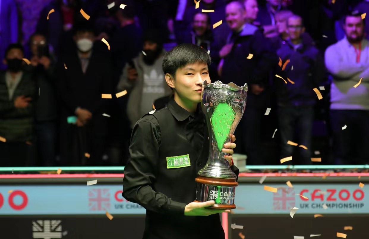 Zhao Xintong și trofeul de la UK Championship