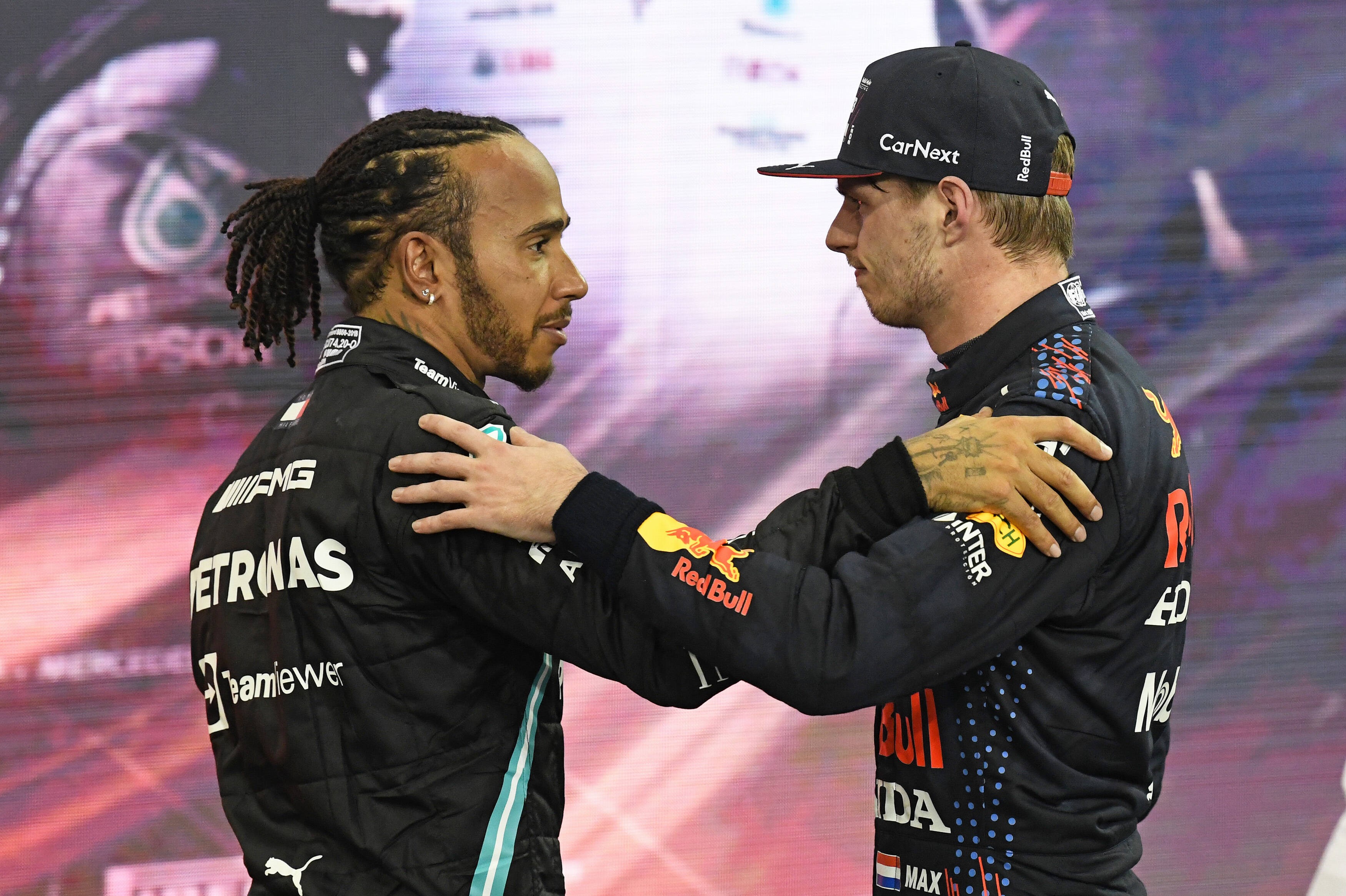 12.12.2021, xekx, Formel 1 FIA, Großer Preis von Abu Dhabi 2021 emspor, Lewis Hamilton (Mercedes-AMG Petronas, 44) gratuliert Max Verstappen (Red Bull Racing, 33) zur Weltmeisterschaft (DFL/DFB REGULATIONS PROHIBIT ANY USE OF PHOTOGRAPHS as IMAGE SEQUENCE