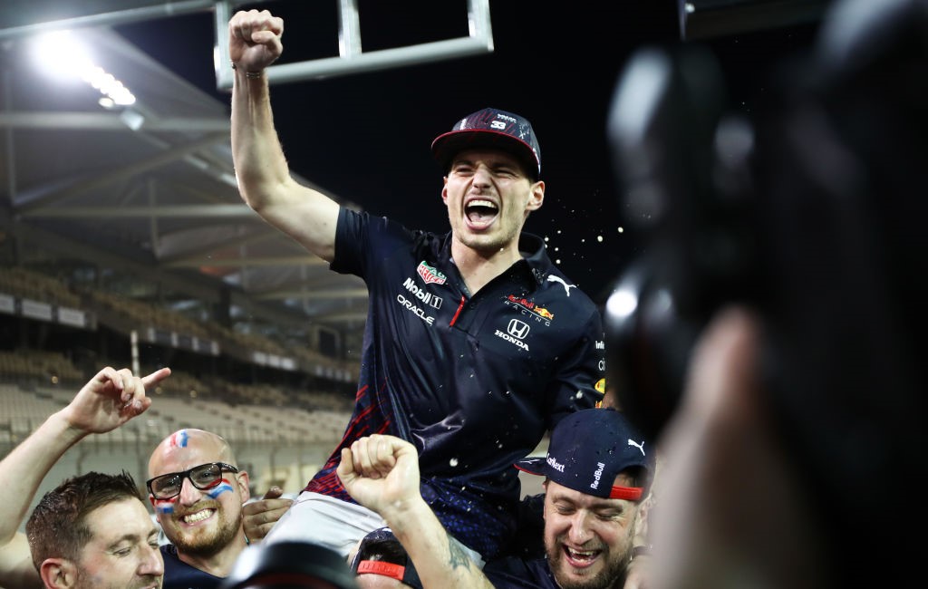 Max Verstappen festeggia il titolo di Formula 1 2021 dopo la vittoria del GP di Abu Dhabi