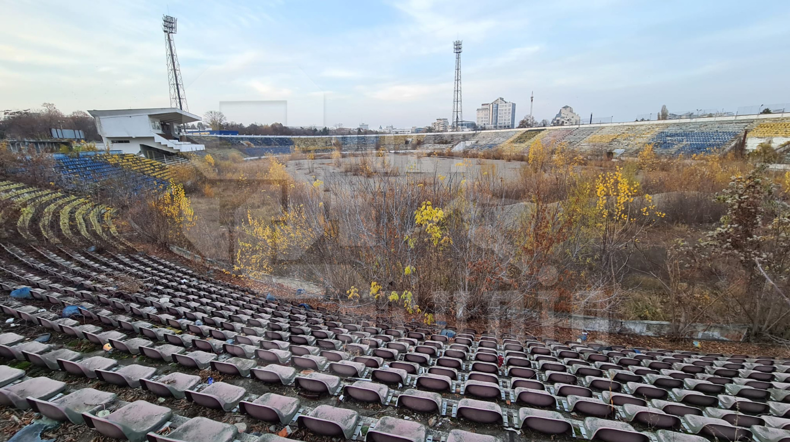 În ce stare deplorabilă a ajuns stadionul pe care FCM Bacău a scris istorie