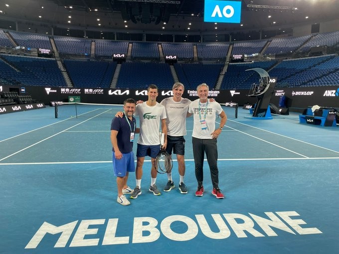 Novak Djokovic insieme al suo team di allenatori e preparatori sul campo di Melbourne dove ha svolto il primo allenamento in vista dell'Australian Open, Credit Photo Twitter @DjokerNole