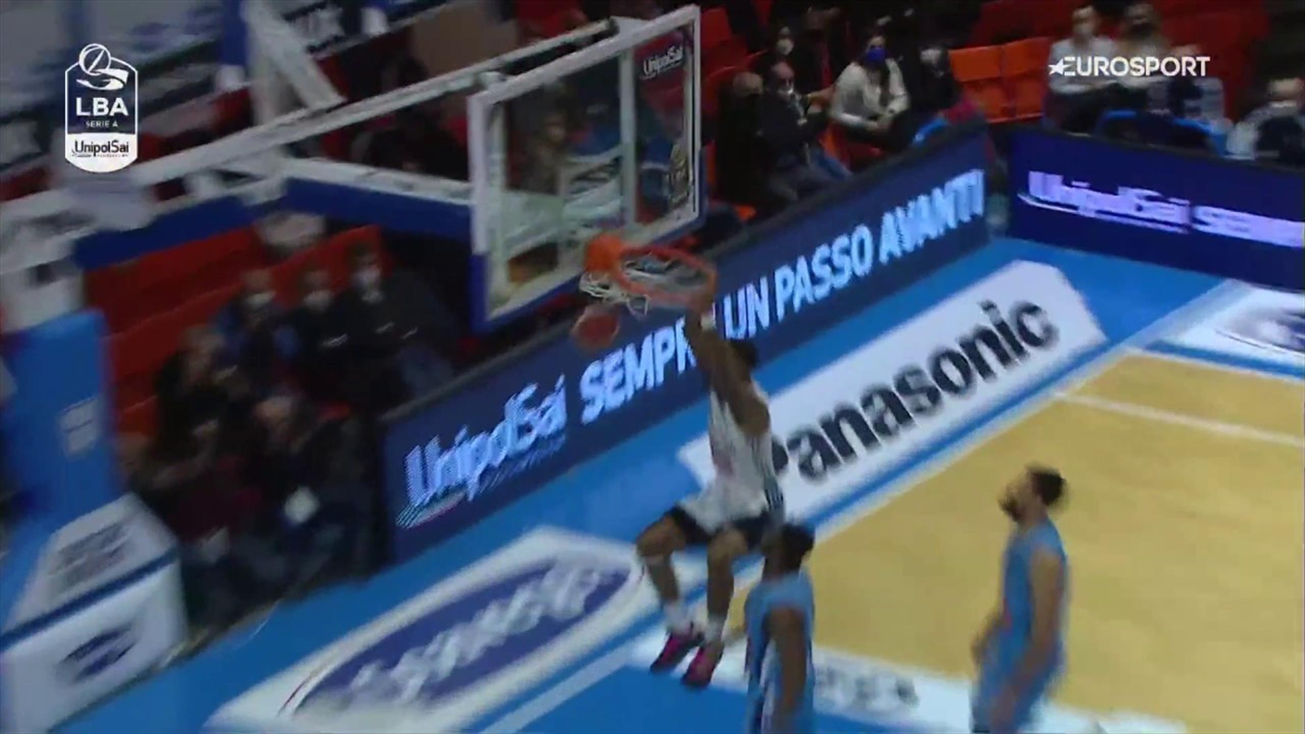 Basket, Serie A Udom inchioda sull'assist al laser di Josh Perkins