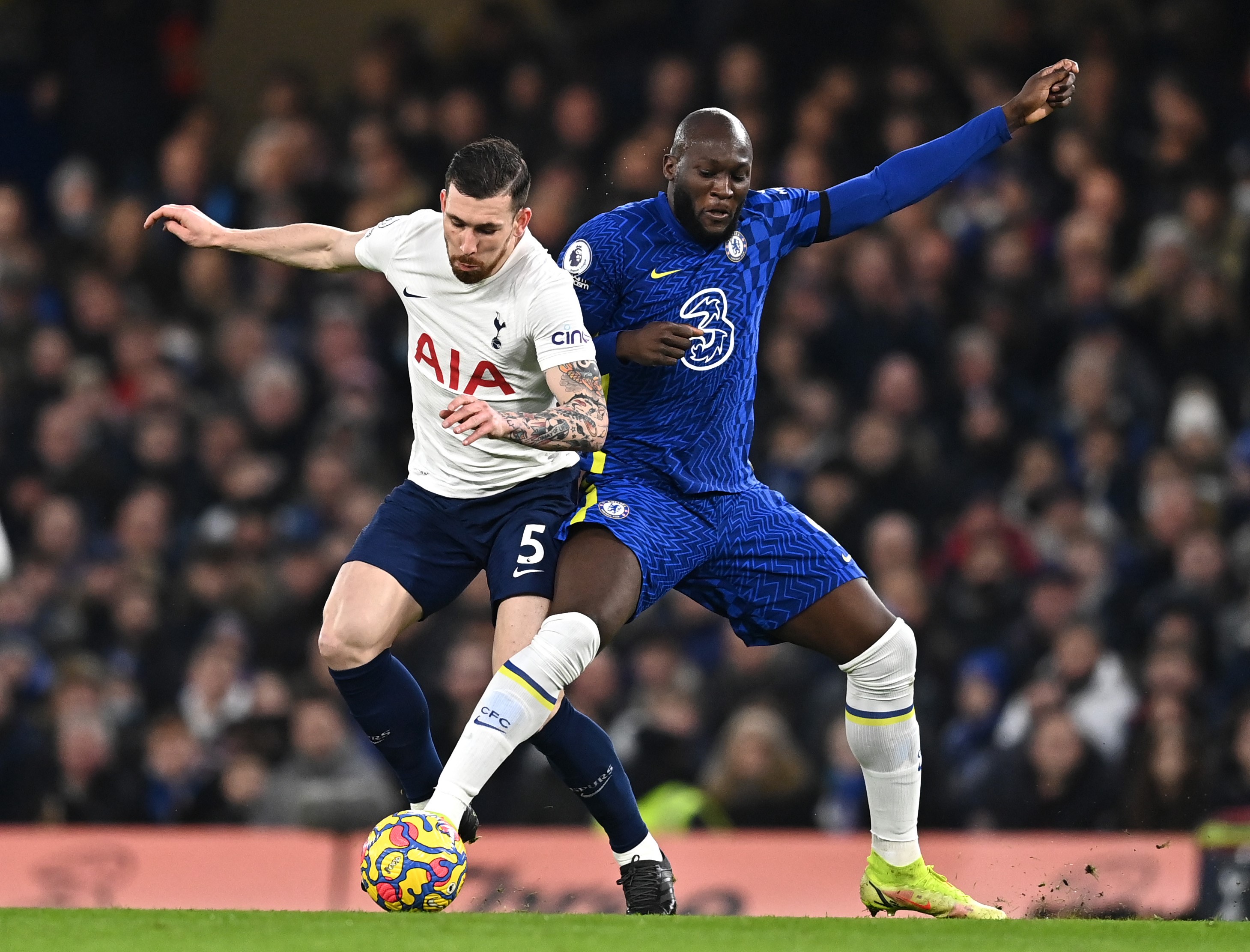 Pierre-Emile Höjbjerg (l.) im Duell mit Romelu Lukaku