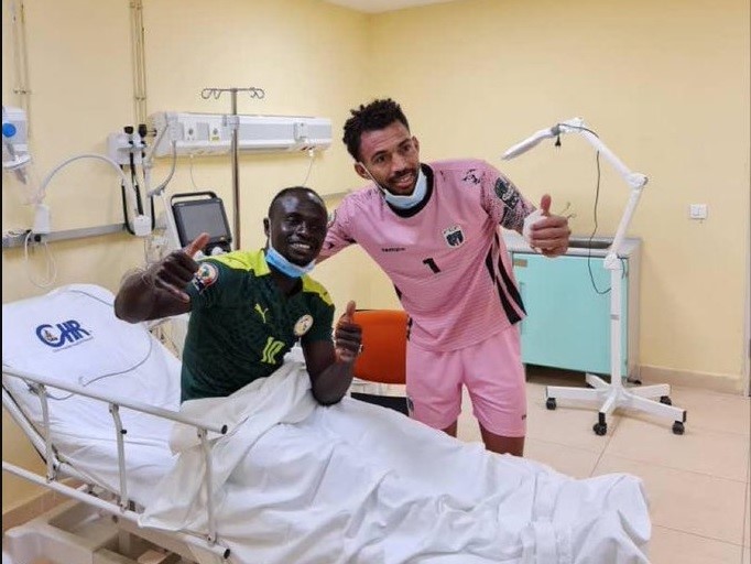 Mané e Vozinha insieme all'ospedale dopo il violento testa contro testa avuto durante Senegal-Capo Verde